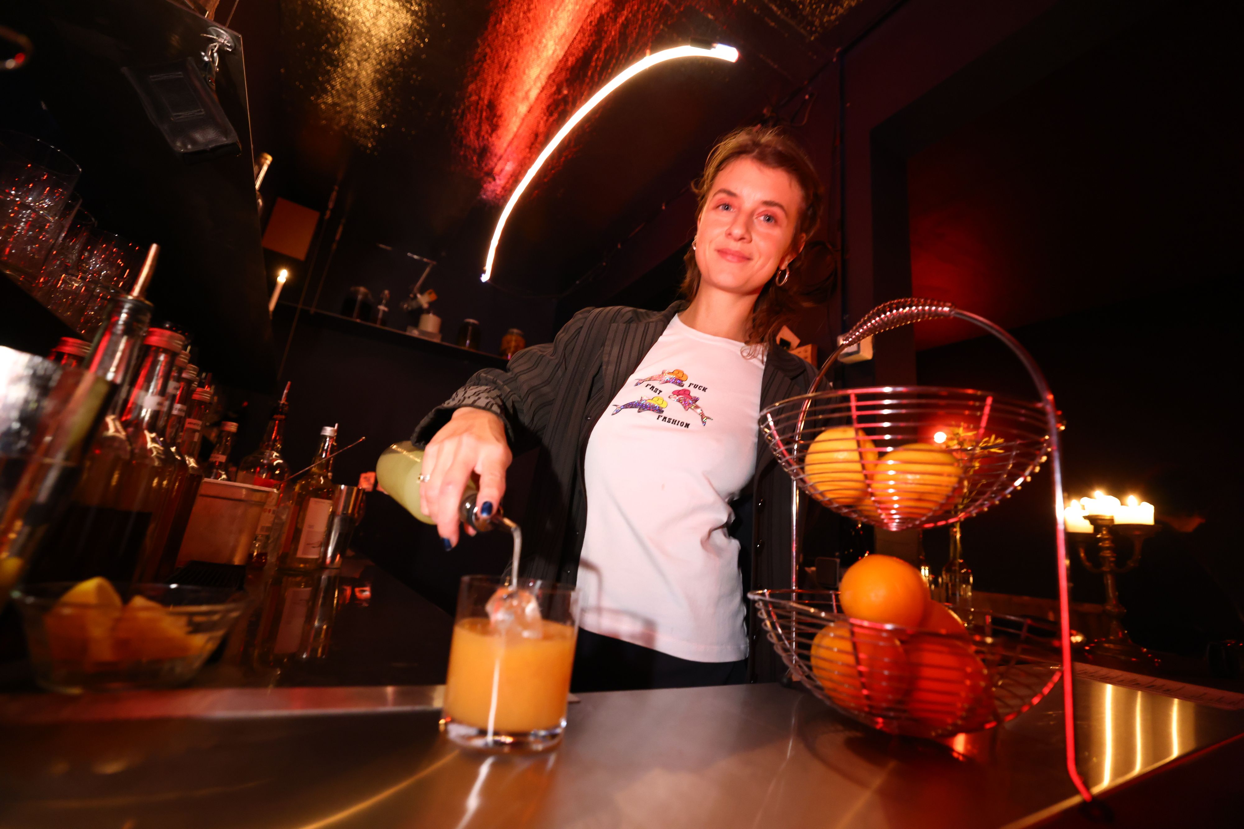 Minou Kremer ist eine der drei Bartender im Florida, 