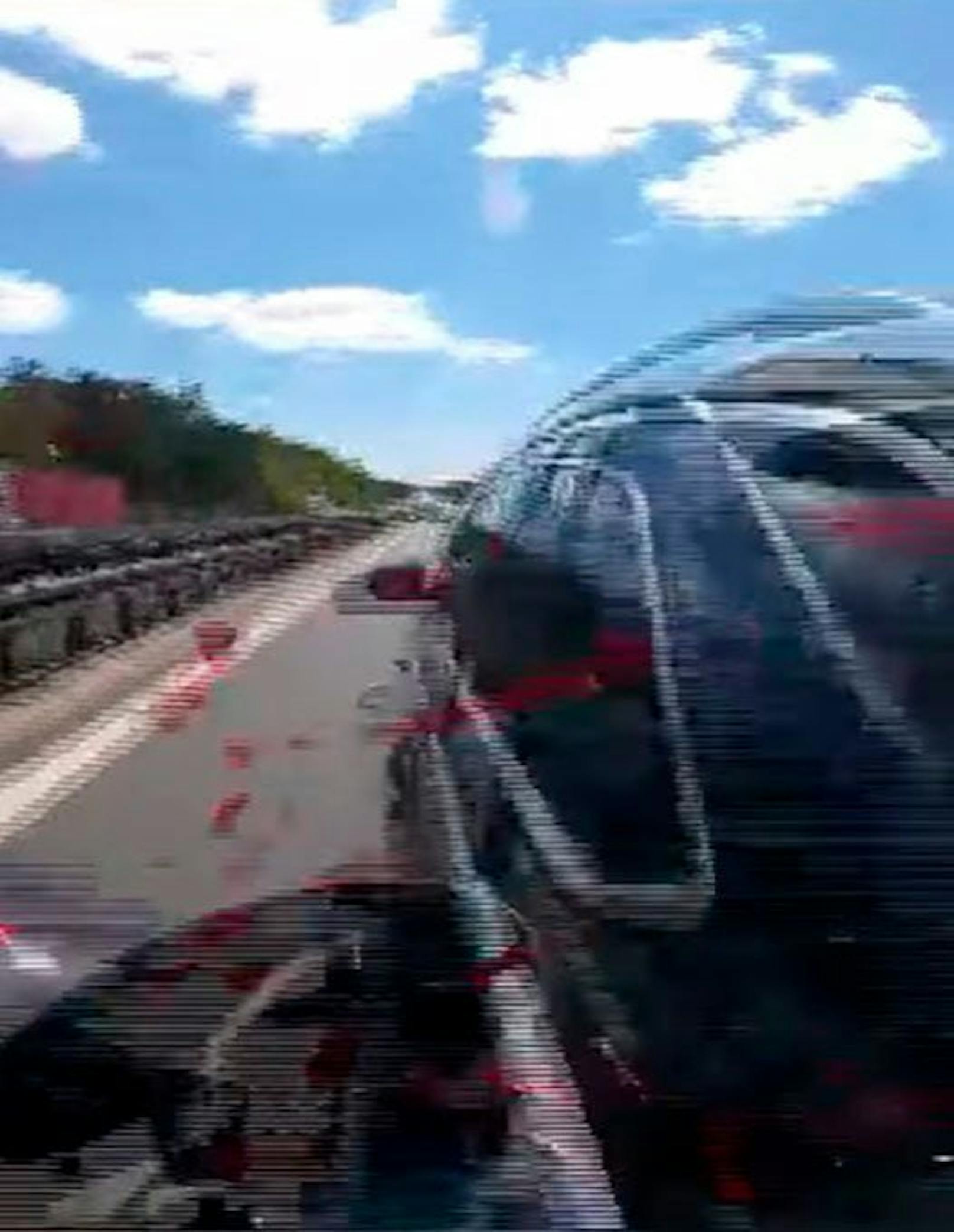 Die Polizei mahnt mit Aufnahmen eines Schock-Unfalls auf der deutschen A9 vor Raserei. Die Helmkamera eines Bikers filmte seinen Crash mit 299 km/h.