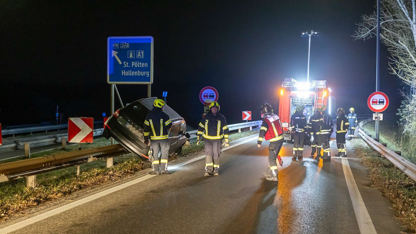 Kurioser Einsatz in der Nacht auf Donnerstag nahe Furth. Auf der Abfahrt der B37a stand ein versperrter Skoda.