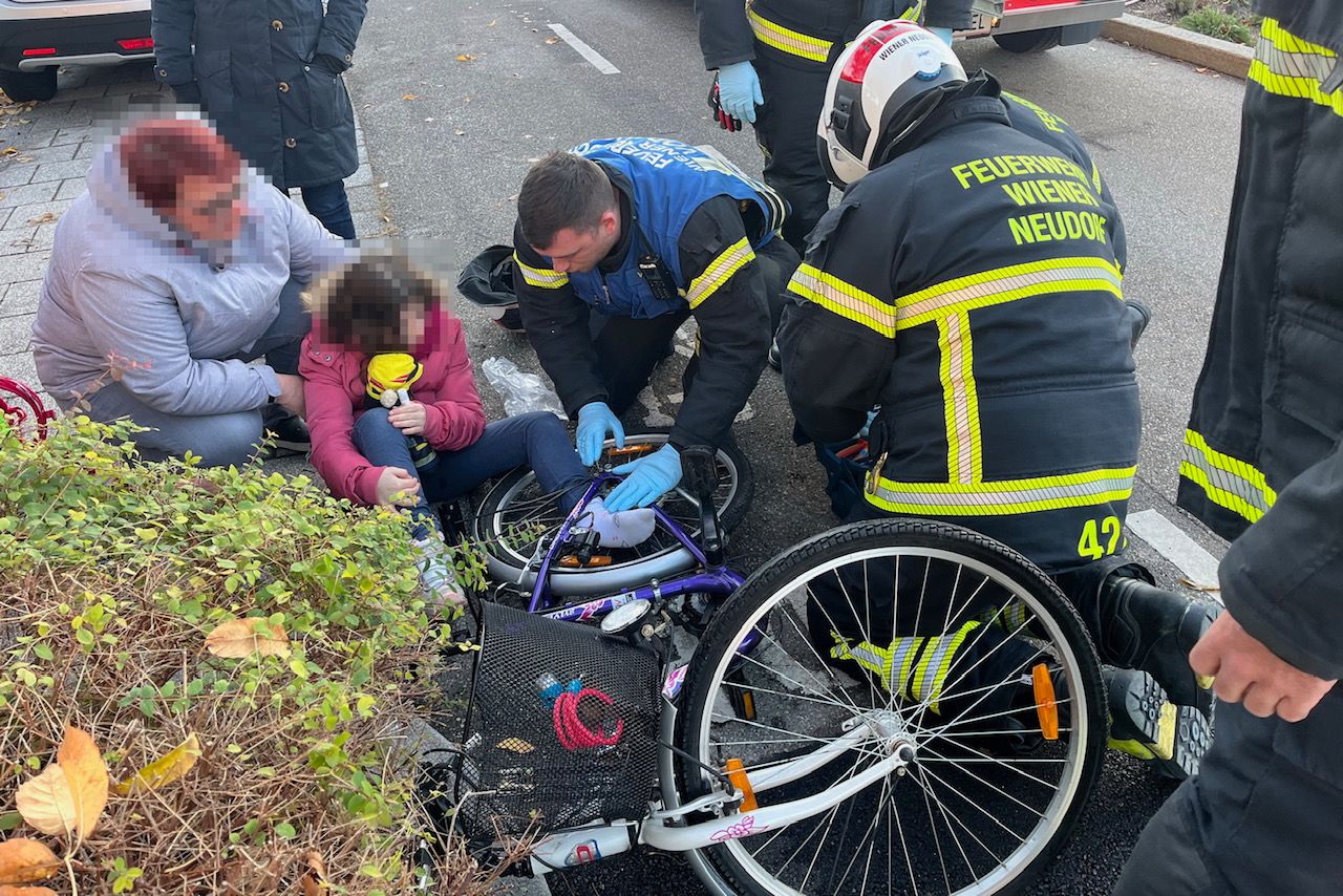 Die Feuerwehr musste das Kind befreien - die Mutter tröstete das Mädchen