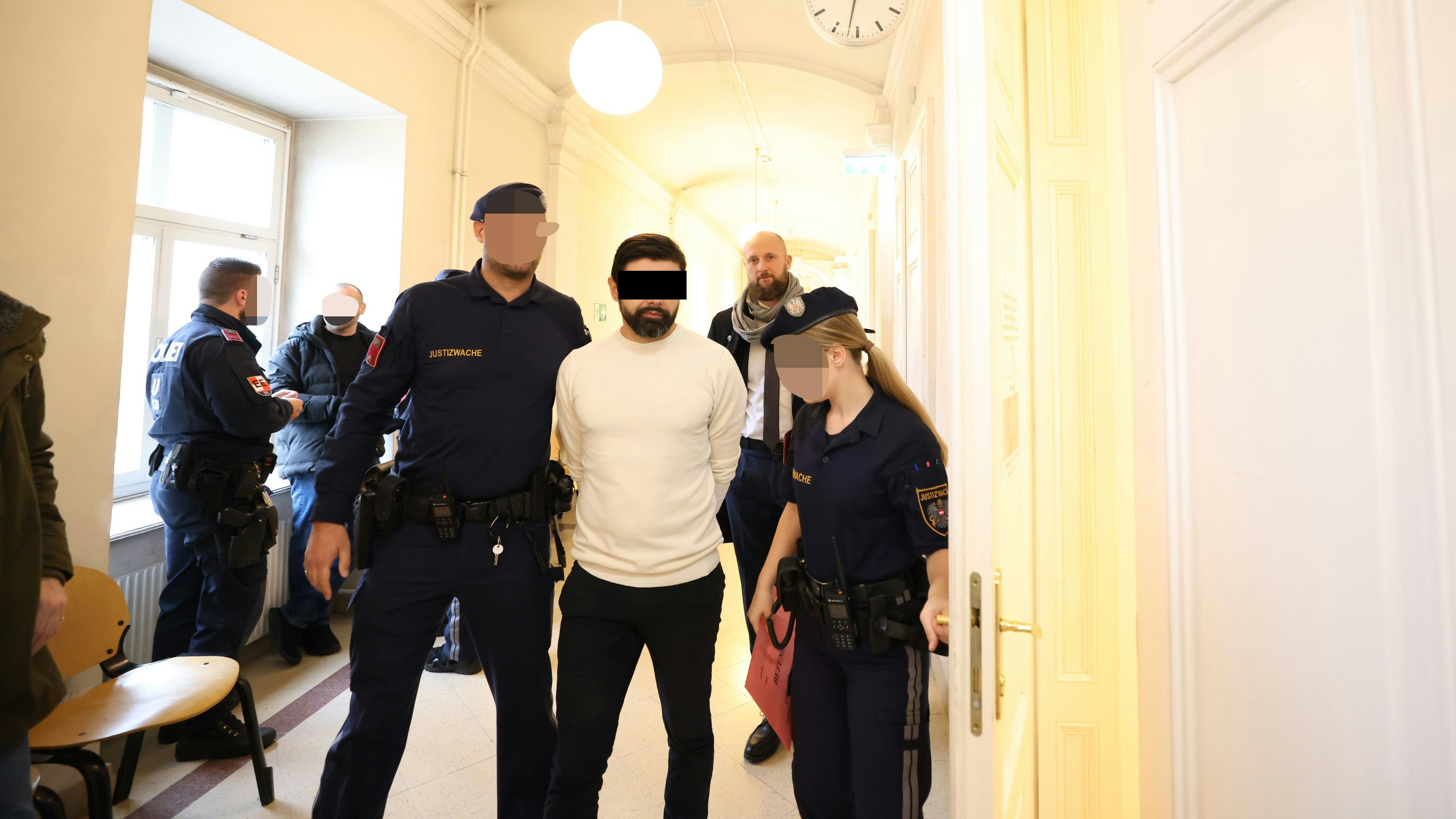 Der Verdächtige mit Verteidiger Florian Kreiner (r.)