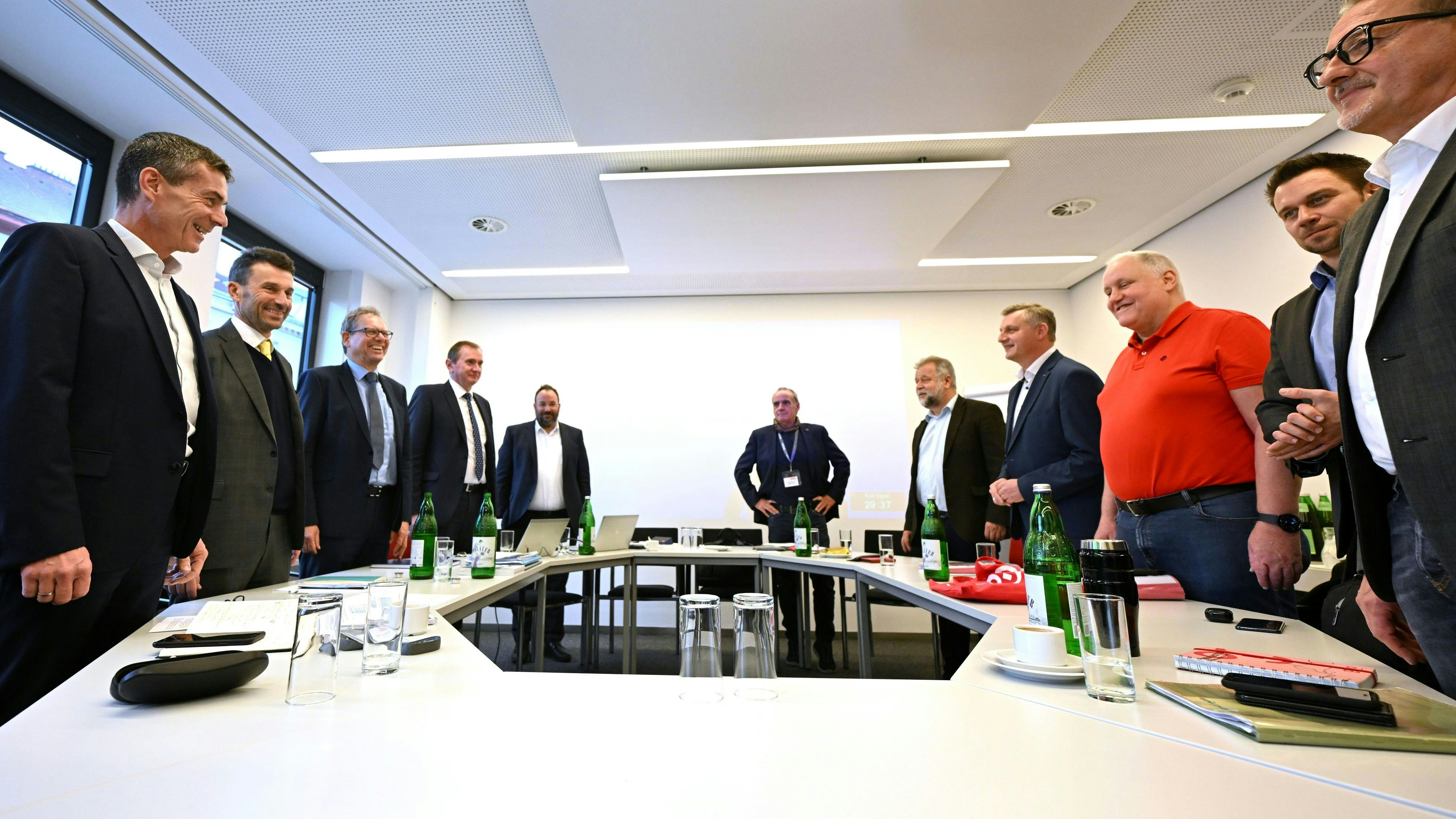 Die Chefverhandler auf Gewerkschaftsseite sowie die Chefverhandler des Fachverbandes Metalltechnische Industrie setzten am Donnerstag die Verhandlungen fort.