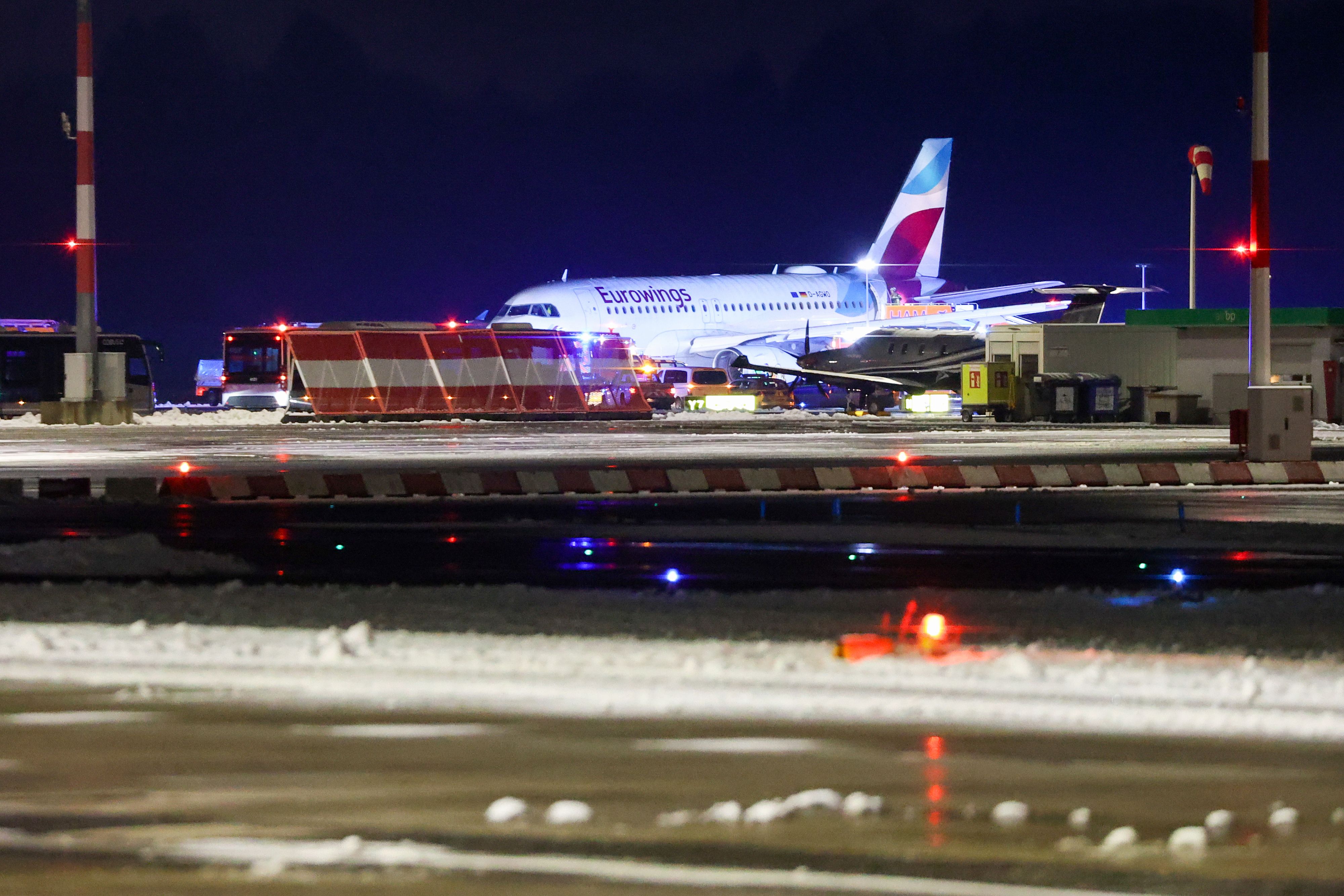 Download von www.picturedesk.com am 30.11.2023 (08:36).  29 November 2023, Hamburg: A Eurowings aircraft is parked away from the terminals at Hamburg Airport. According to media reports, the plane may have skidded off the runway onto the grass verge in icy conditions. Photo: Bodo Marks/dpa - 20231129_PD12558 - Rechteinfo: Rights Managed (RM)