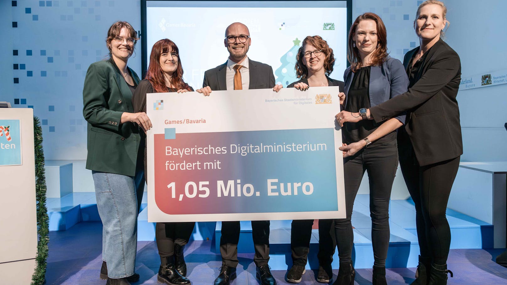 Digitalminister Dr. Fabian Mehring (3. von links) mit dem Team von Games/Bavaria (v.l.n.r.): Anja Krendlinger, Laura Wünsch, Alexandra Palme, Lina Timm und Simone Watzinger.