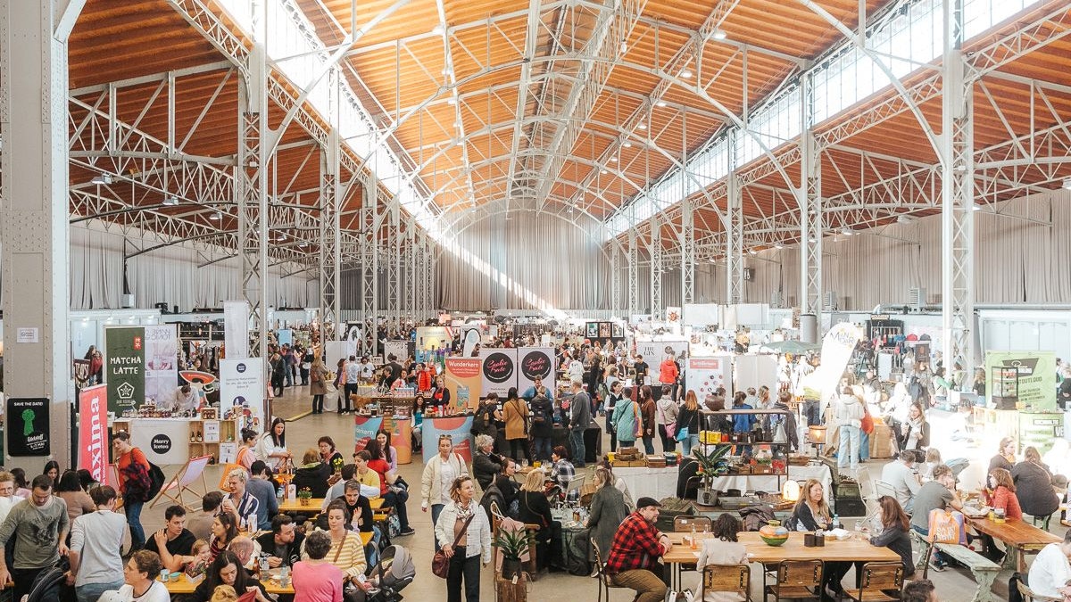Auf über 4.000 Quadratmetern bietet der Edelstoff-Markt Tausende Geschenkideen.