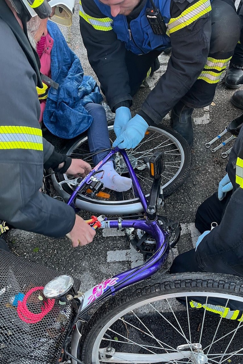 Feuerwehr musste Kind aus Speichen befreien.