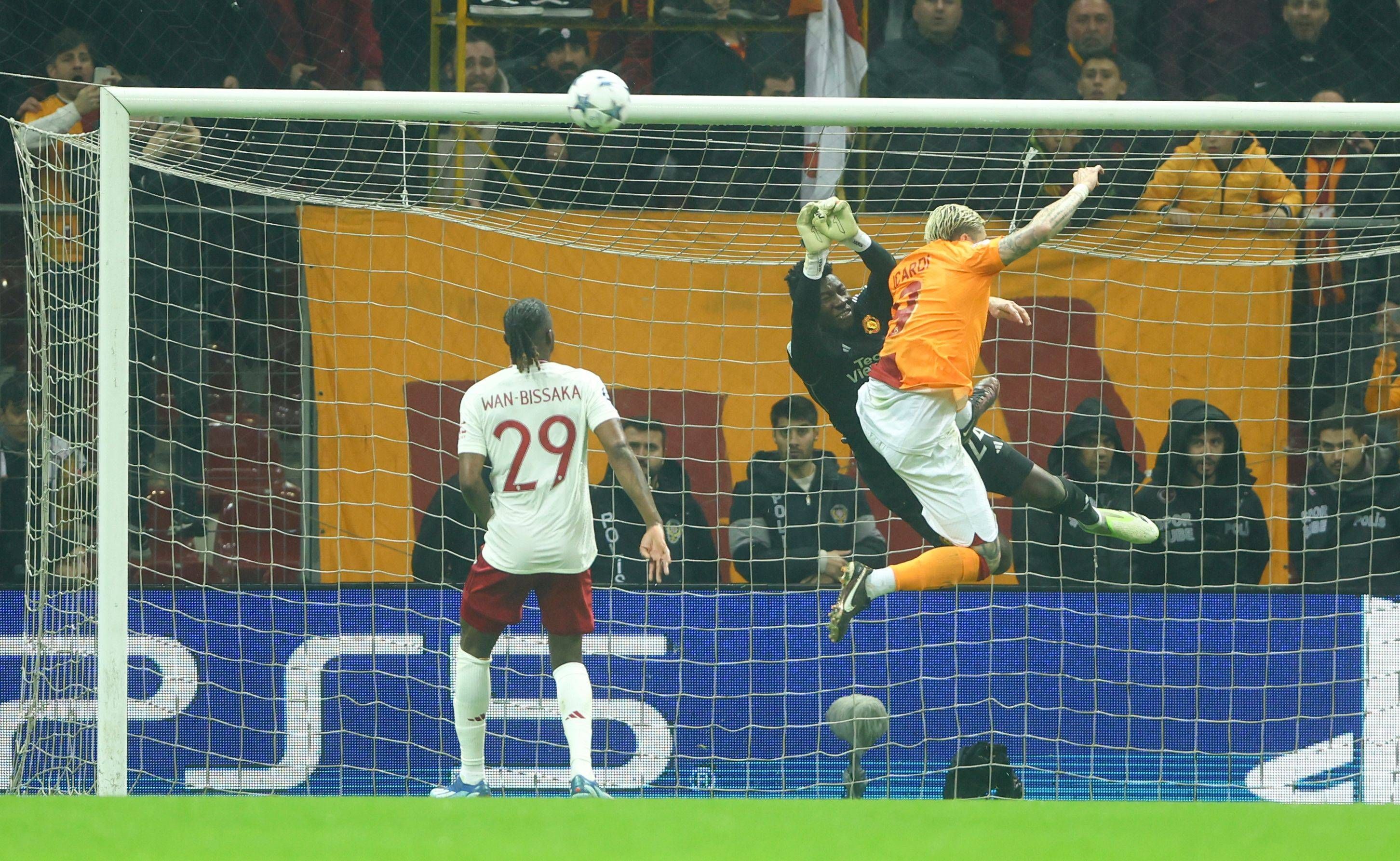 Andre Onana verschätzt sich, faustet ins eigene Tor.