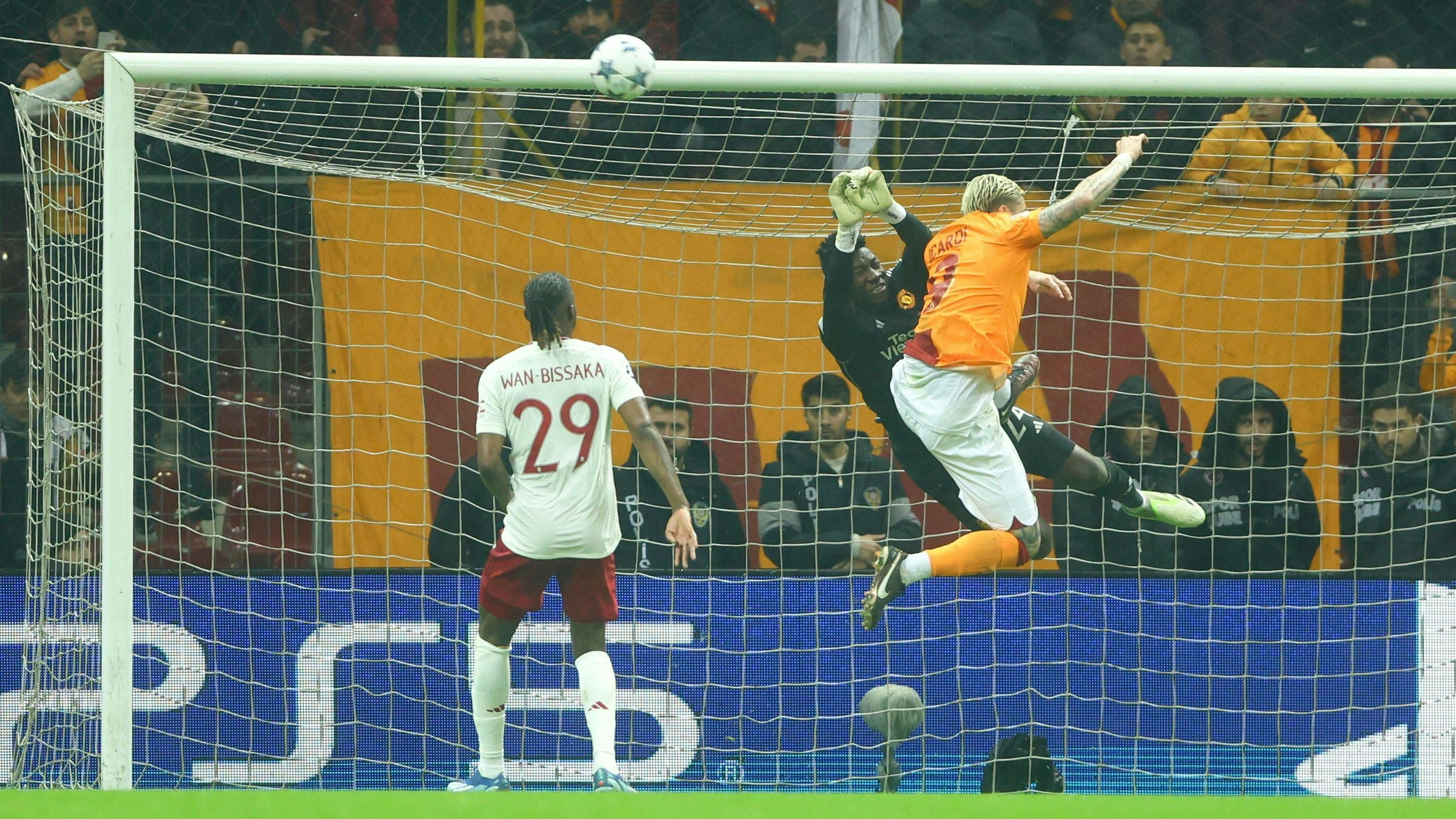 Andre Onana verschätzt sich, faustet ins eigene Tor.