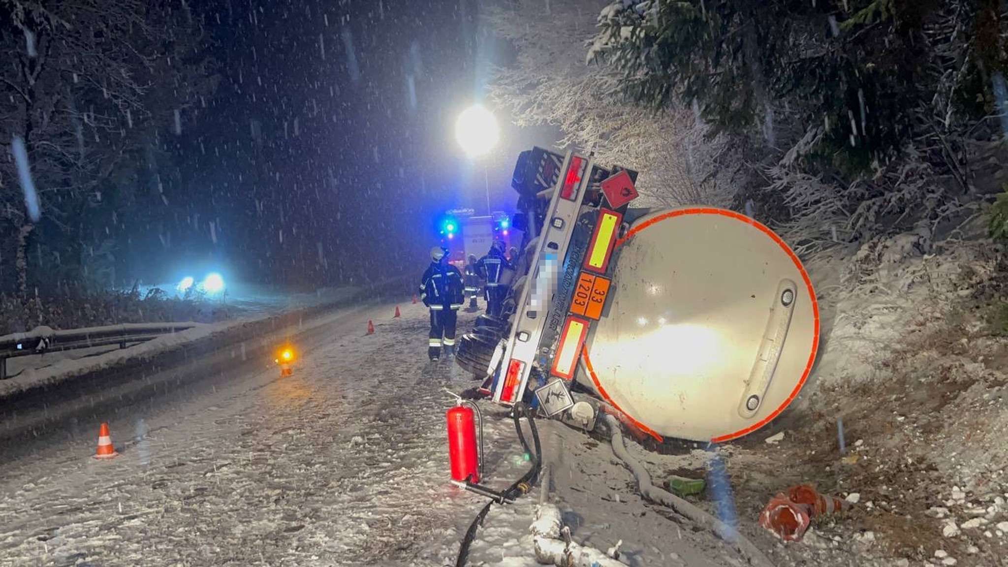 Vollbeladener Tanklaster stürzt auf Schneefahrbahn im Bezirk Melk auf der B36 um.