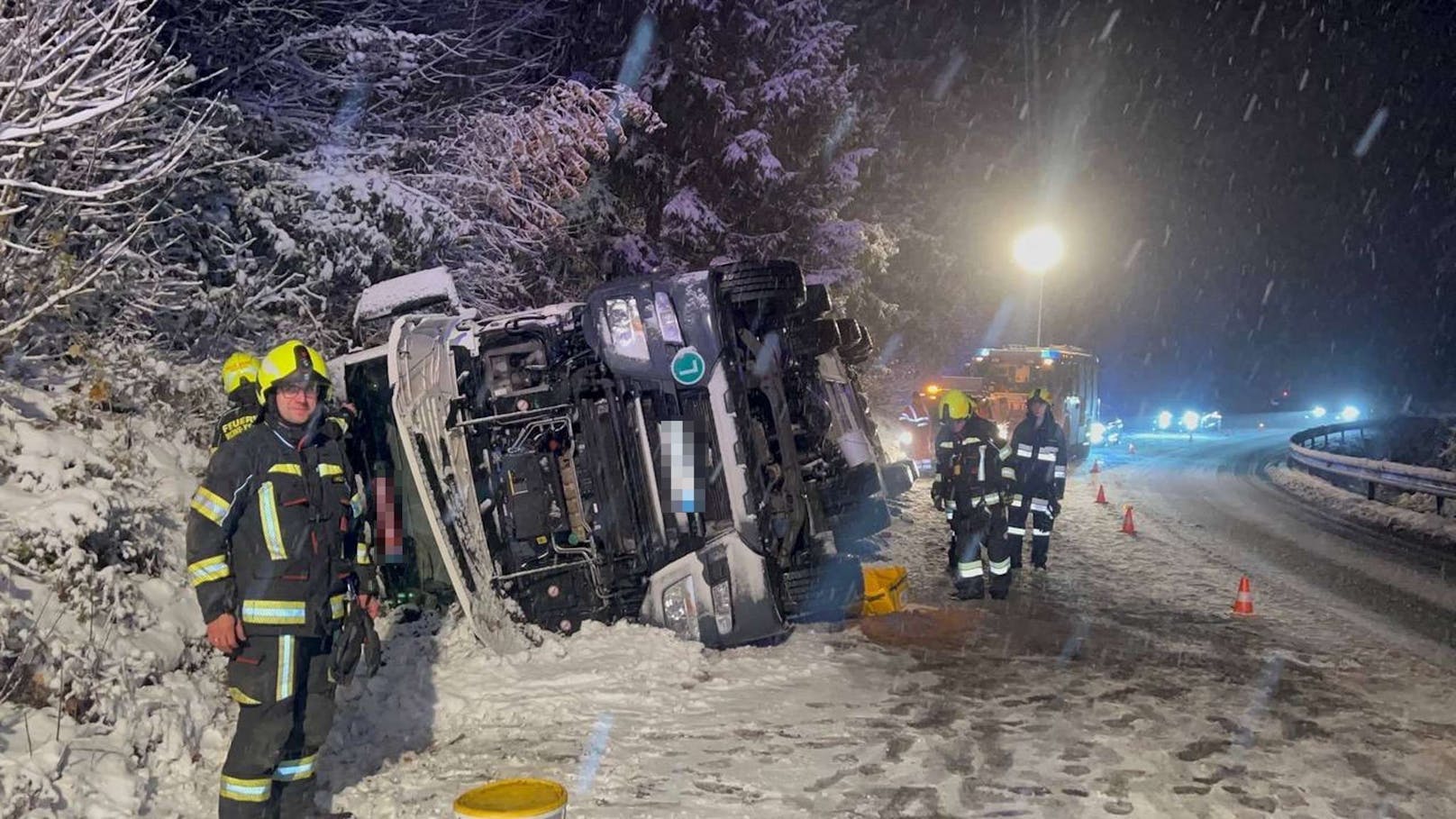 ... standen zahlreiche Einsatzkräfte bei einem umgestürzten Tanklaster, welcher rund ...