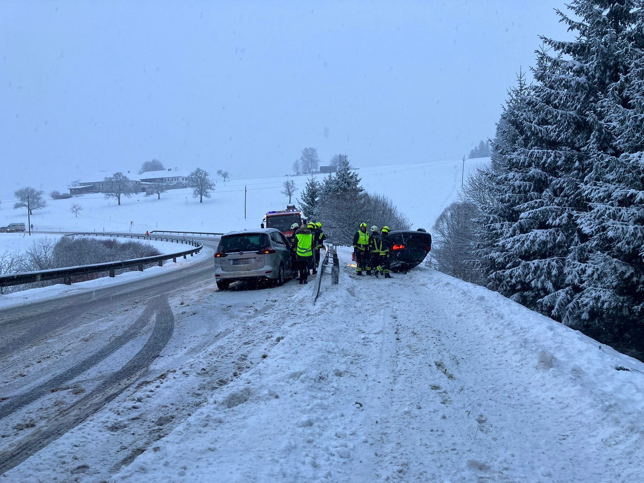 In Oberösterreich ist die Feuerwehr wegen der starken Schneefälle im Dauereinsatz.