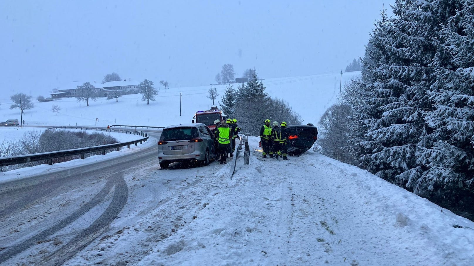 Schneewalze zieht übers Land - erste schwere Unfälle