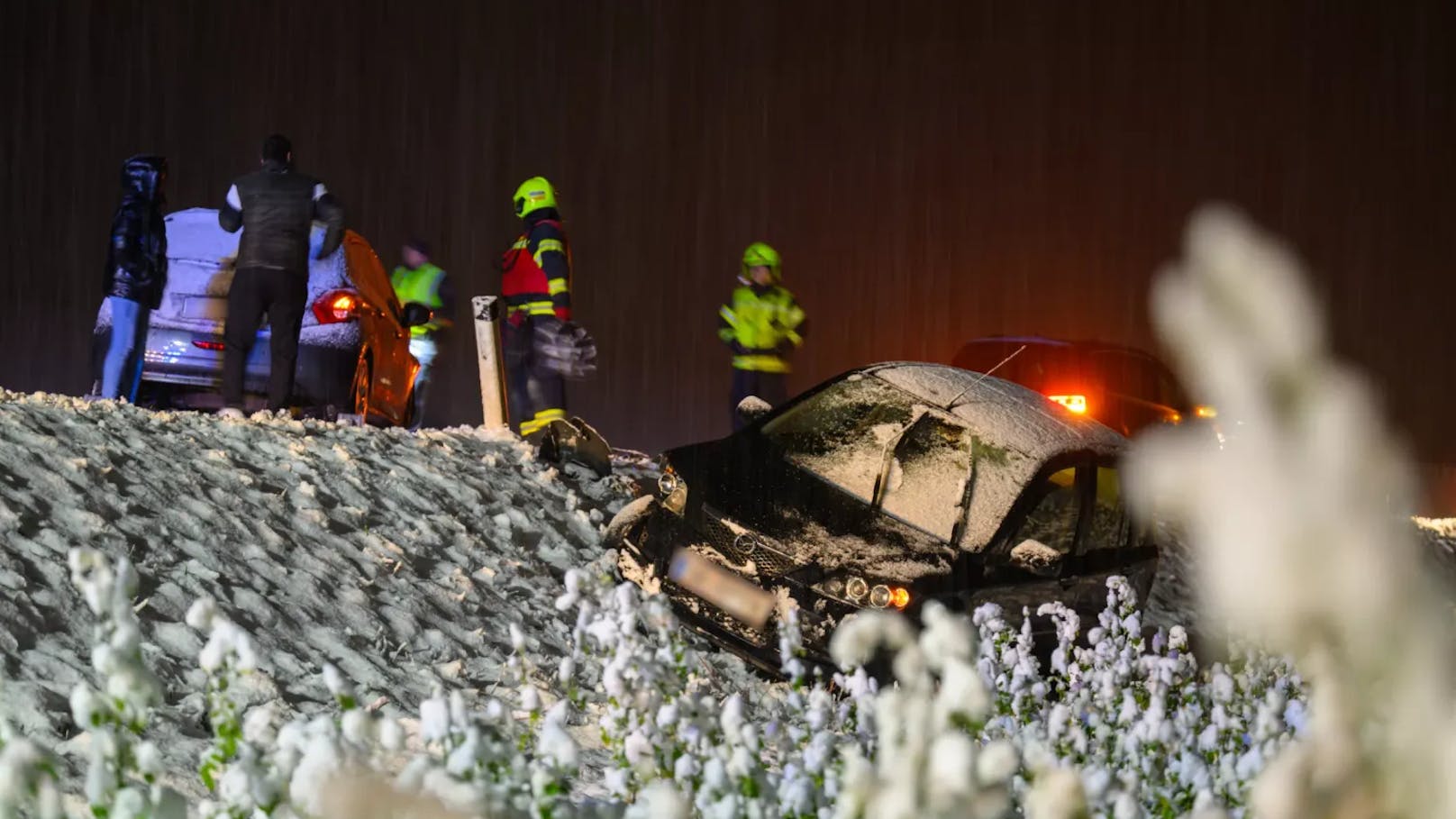 In Sankt Florian bei Linz war ebenfalls ein Einsatz der Rettungskräfte nötig, nachdem auf der Wolfener Landesstraße zwei Fahrzeuge auf der schneeglatten Straße kollidiert waren.