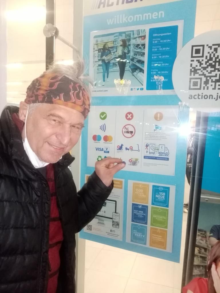 Michael Bübl mit dem recht kleinem Hinweisschild - Hunde, Roller und 200 Euro-Scheine sind nicht erlaubt. 