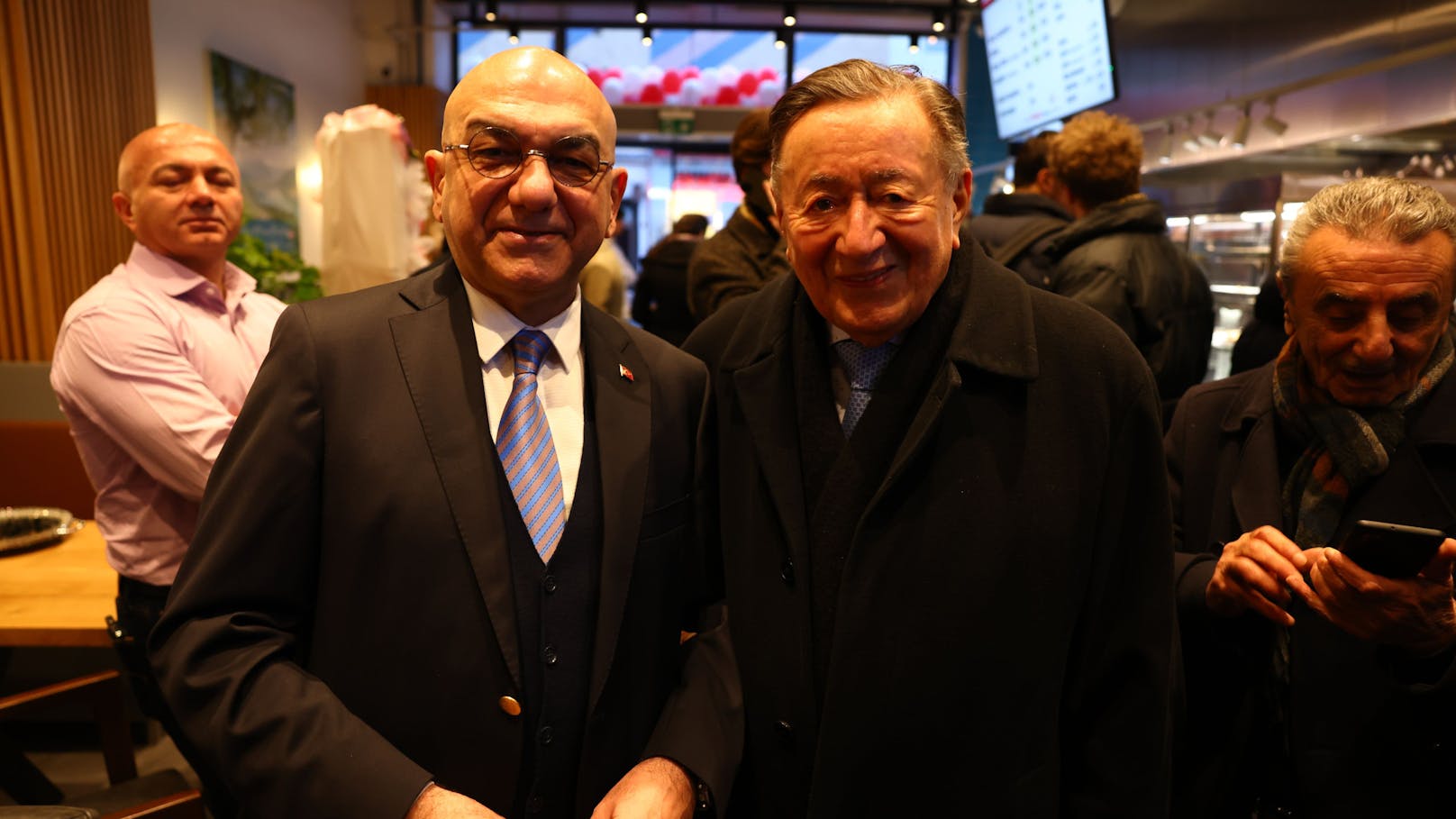 Prominente Kebab-Esser: Baulöwe Richard Lugner und der türkische Botschafter Ozan Ceyhun bei der Eröffnung des neuen Döner-Tempels.