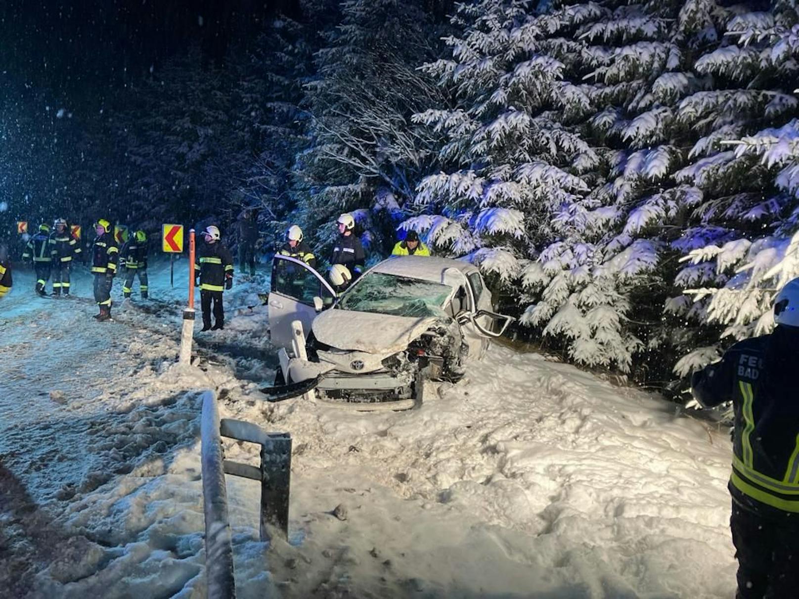 In Oberösterreich ist die Feuerwehr wegen der starken Schneefälle im Dauereinsatz.