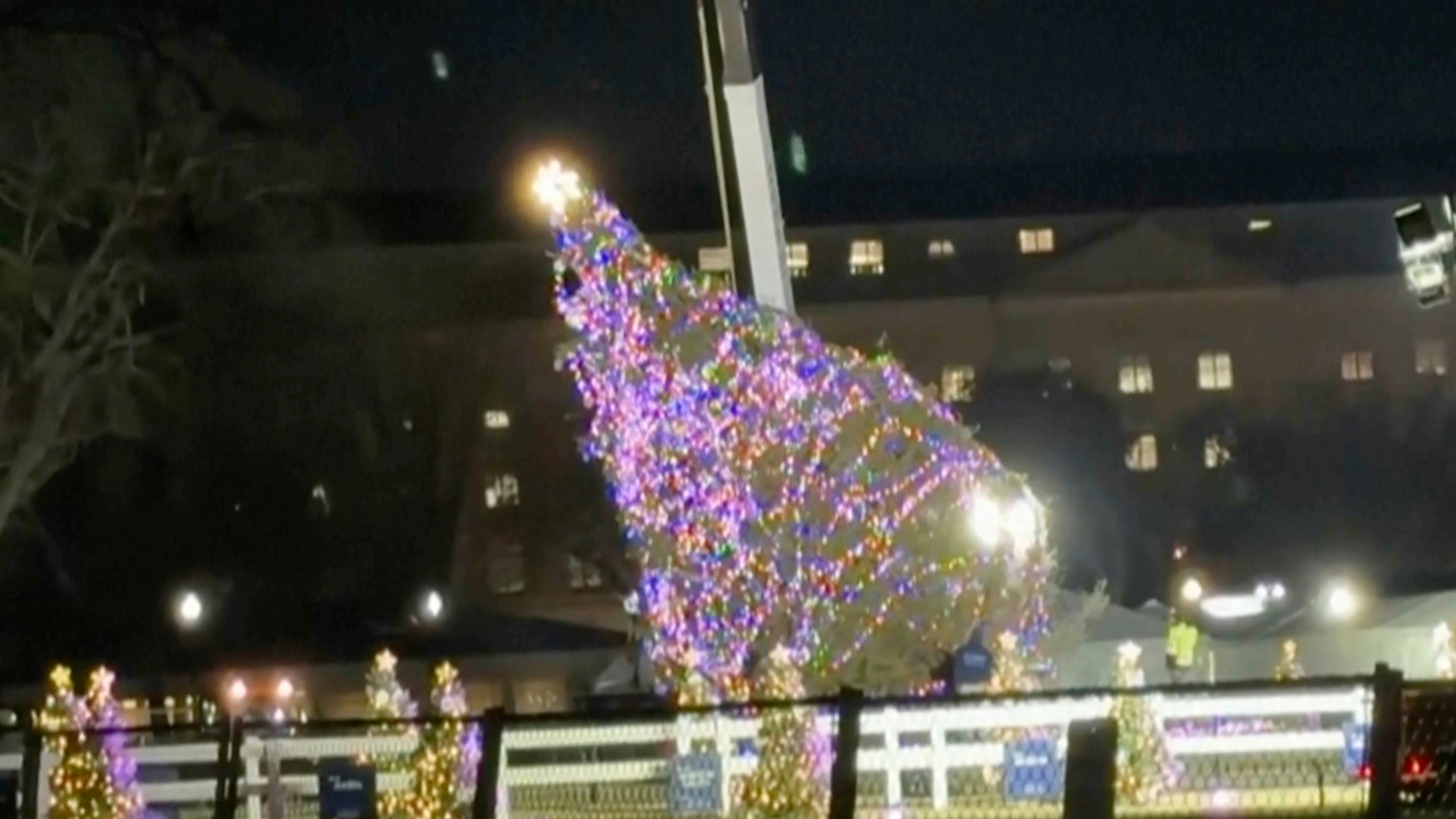 Download von www.picturedesk.com am 01.12.2023 (09:52).  In this image made from video, the National Christmas Tree hangs from a crane in front of the White House as a crew works to lift it back up after it fell, Tuesday, Nov. 28, 2023, amid high winter winds. (AP Video) - 20231129_PD0523 - Rechteinfo: Rights Managed (RM)