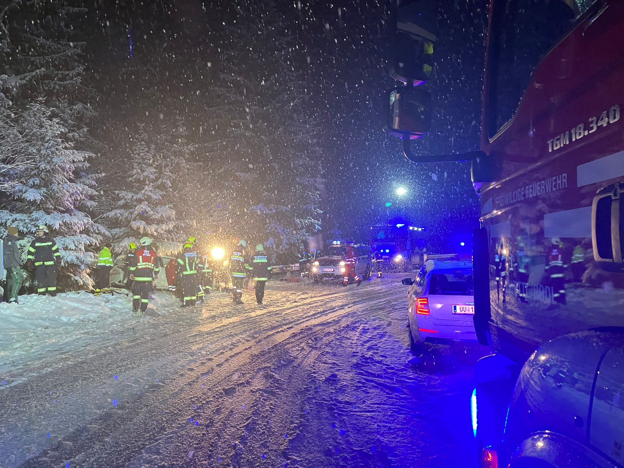 Die Einsatzkräfte eilten den Verletzten zu Hilfe.