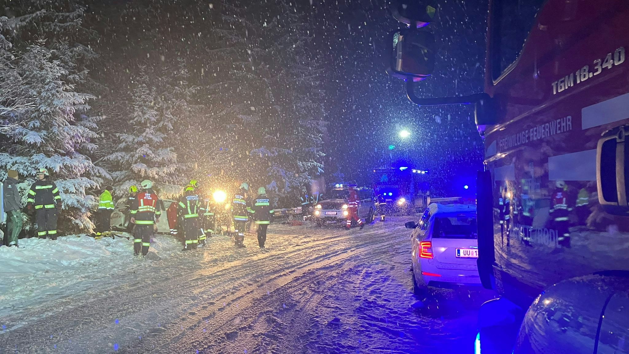 In Oberösterreich ist die Feuerwehr wegen der starken Schneefälle im Dauereinsatz.