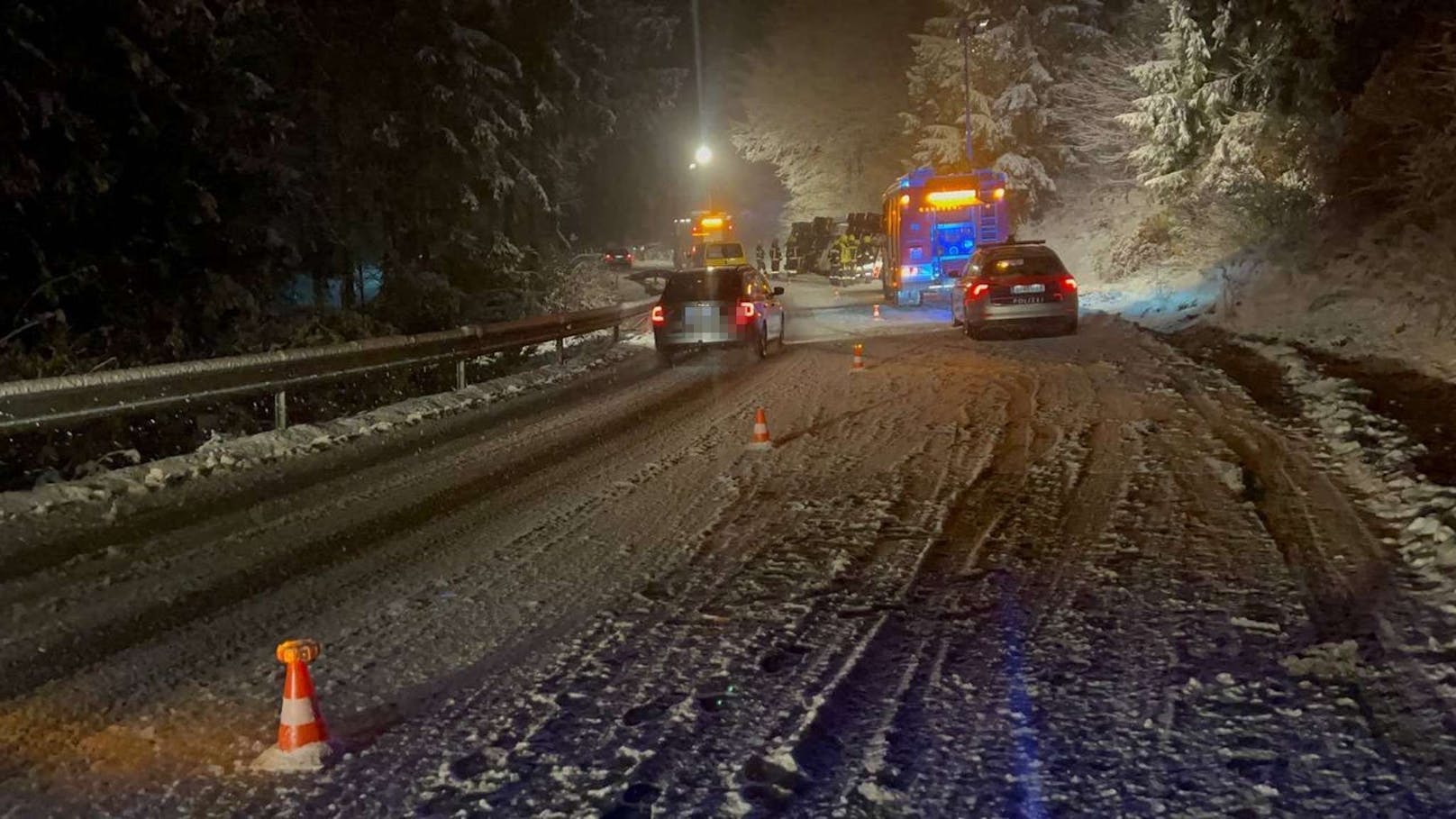 ... 29.000 Liter Treibstoff geladen hatte, im Einsatz. Auf der Schneefahrbahn kam das ...