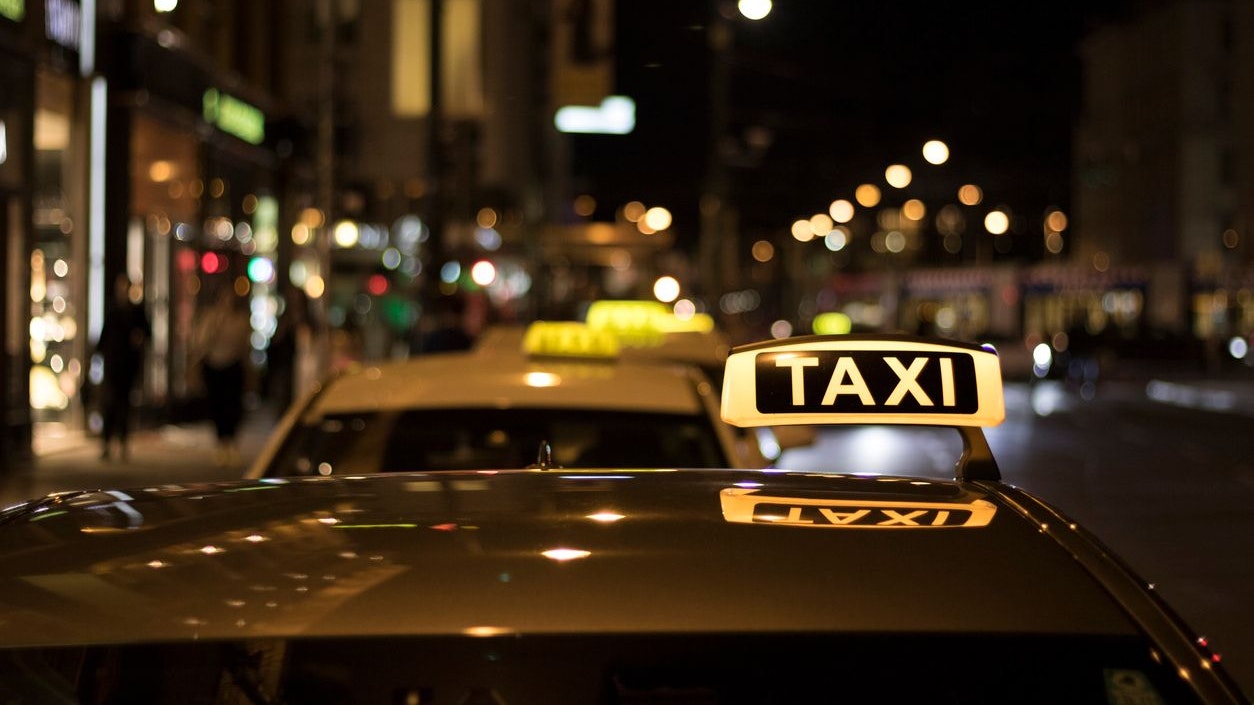 Die Polizisten vermuteten bei einem 26-jährigen Taxilenker eine Suchtmittelbeeinträchtigung. Symbolbild. 
