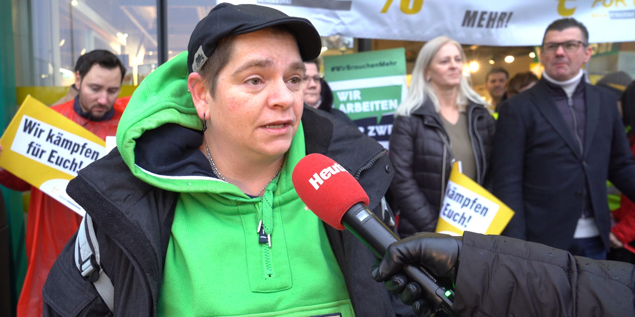 Die Mitarbeiter einer Billa Plus Filiale im 10. Bezirk hielten am Freitag einen Warnstreik ab.