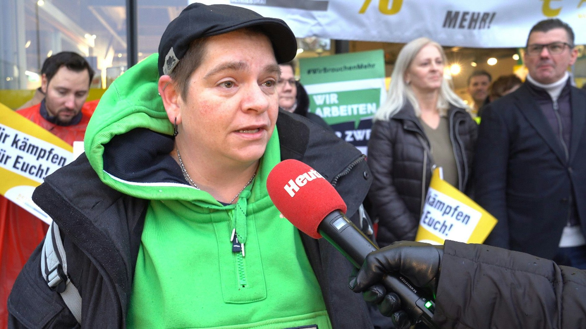 Die Mitarbeiter einer Billa Plus Filiale im 10. Bezirk hielten am Freitag einen Warnstreik ab.