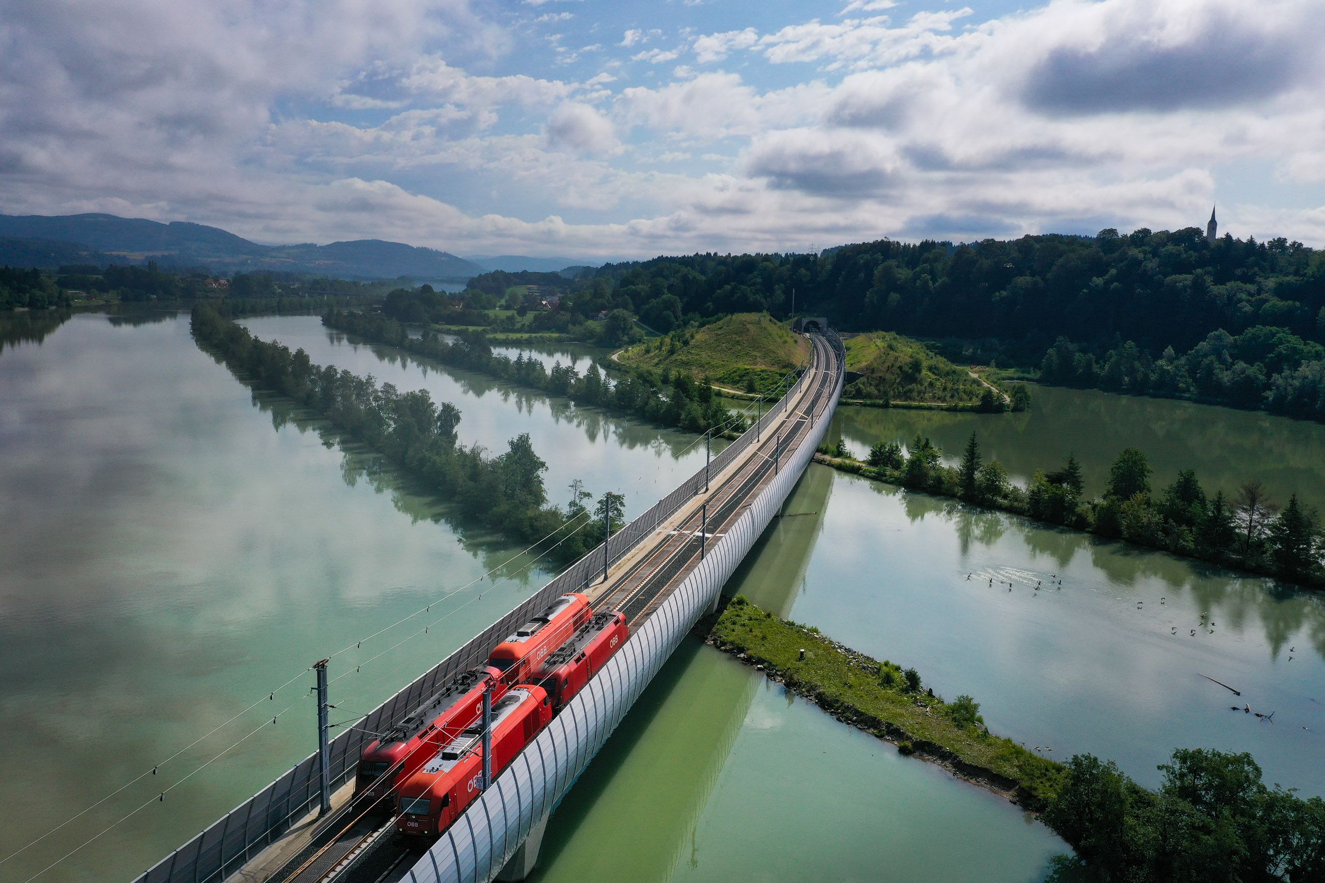 Nach rund 25 Jahren Bauzeit ist die Koralmbahn in Kärnten für den Nahverkehr fertiggestellt.