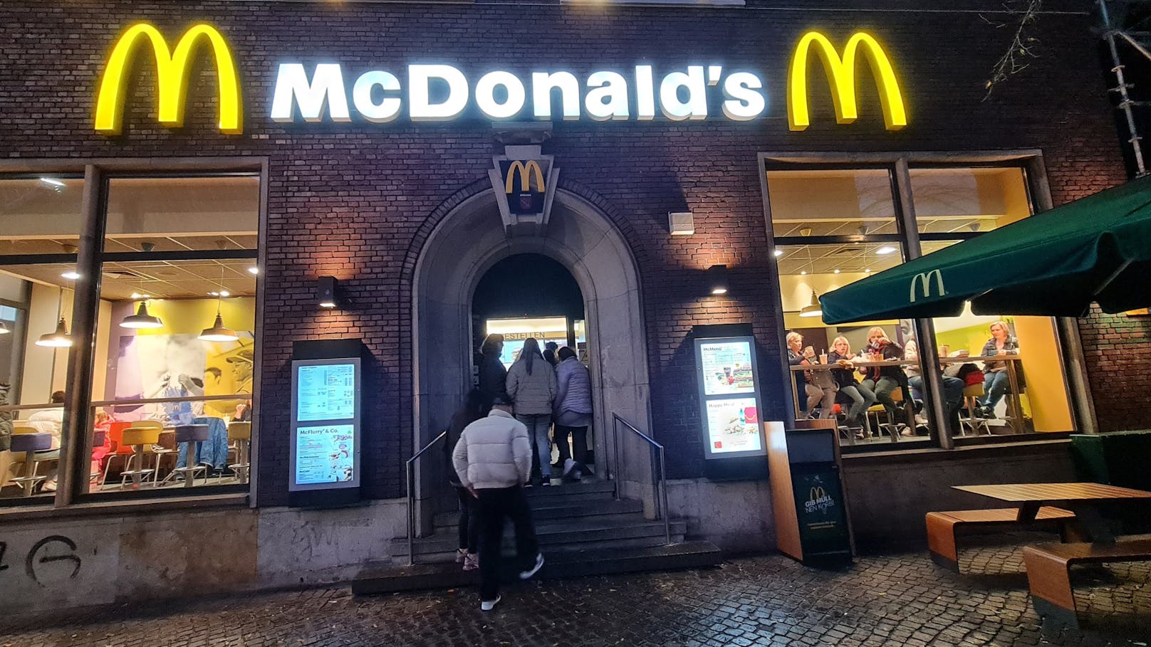 McDonald's-Mitarbeiterin rettet entführtes Mädchen