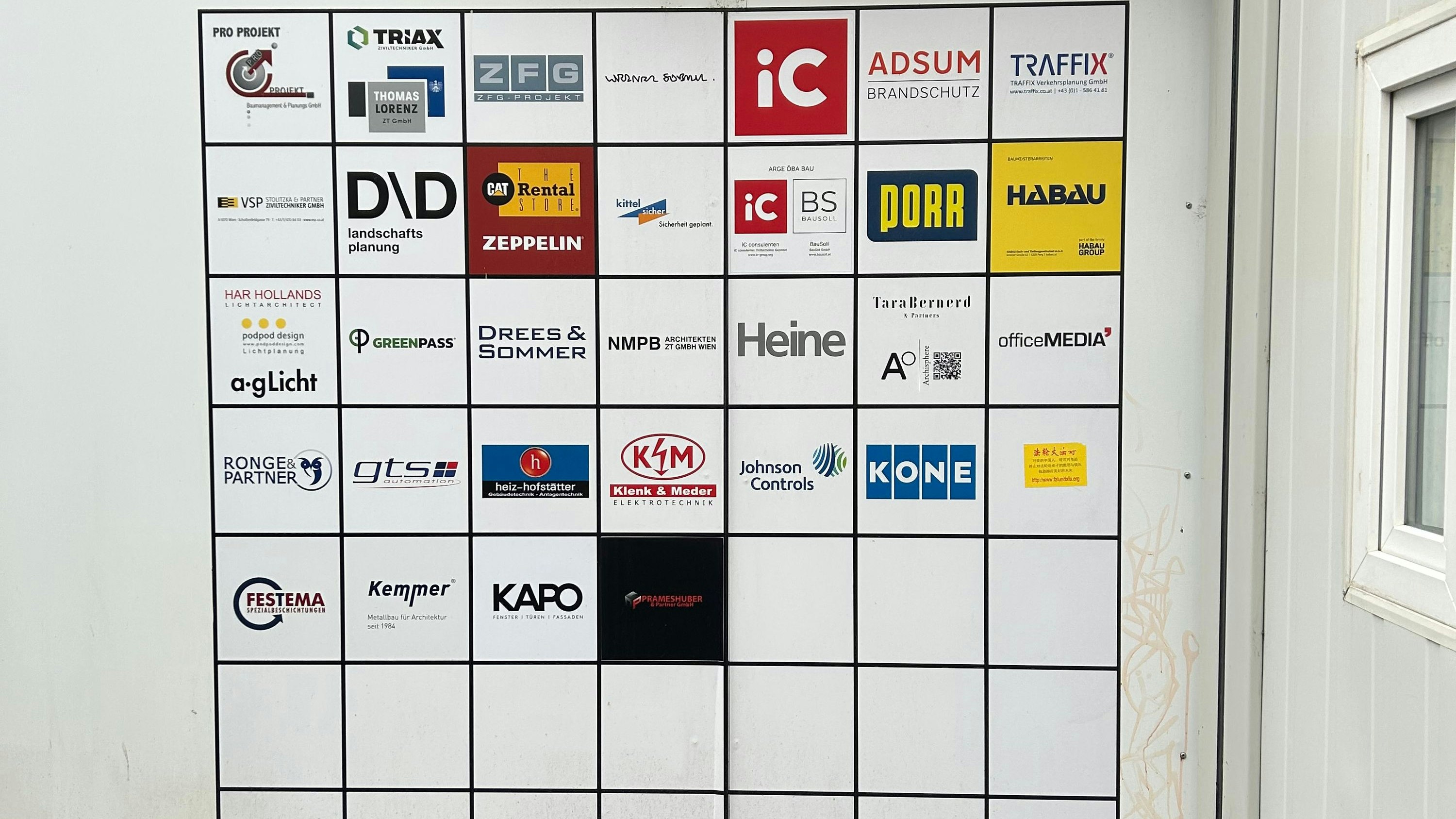 Eine Vielzahl an Firmen ist am Bauprojekt "Lamarr" beteiligt, wie eine Auflistung bei der Baustelle zeigt. Die große Frage: Wie lange reicht das Geld? 