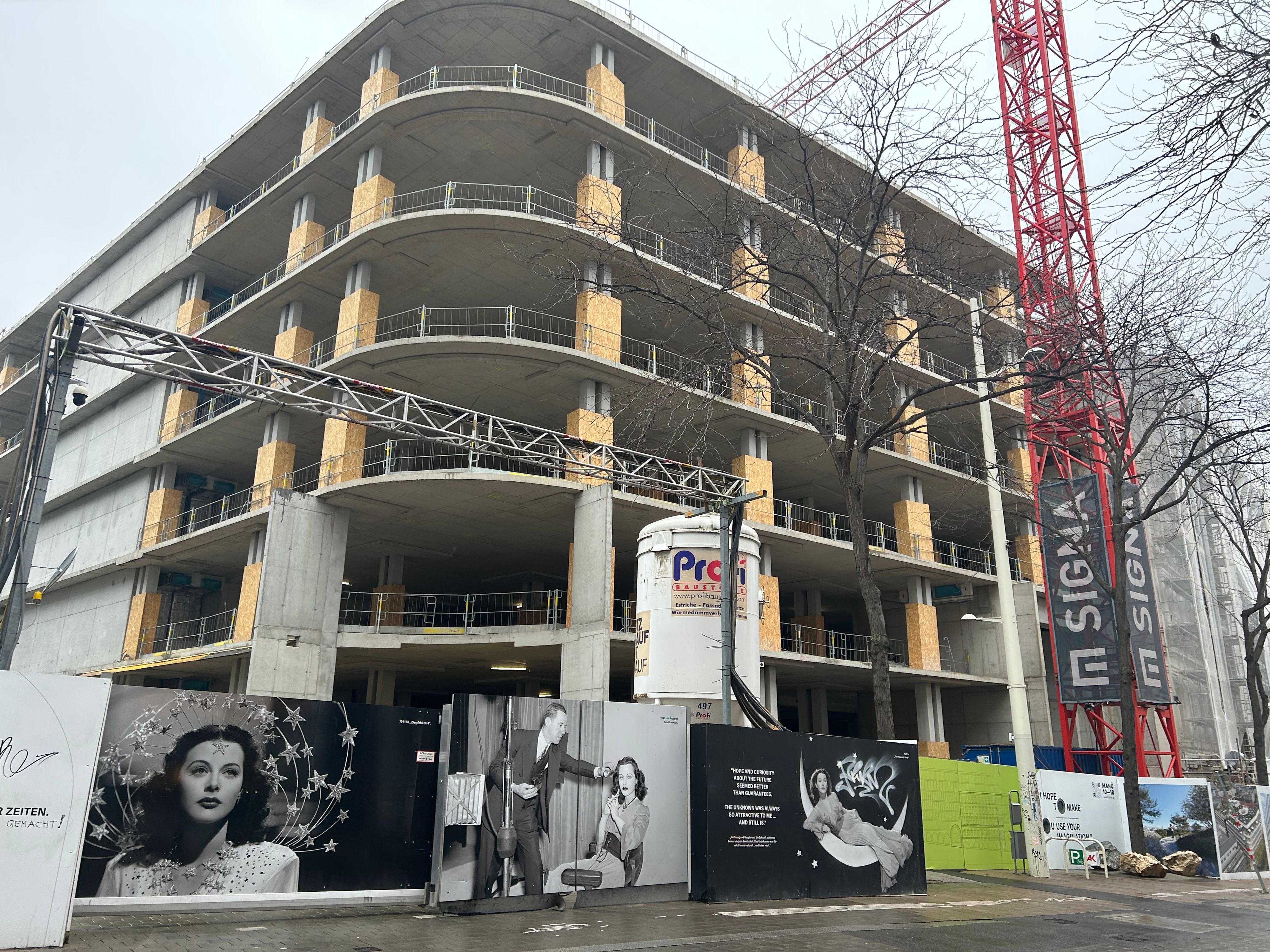 Die Lamarr-Baustelle am Freitag, den 1. Dezember 2023. Im Inneren des Rohbaus wird gehämmert und gebohrt.