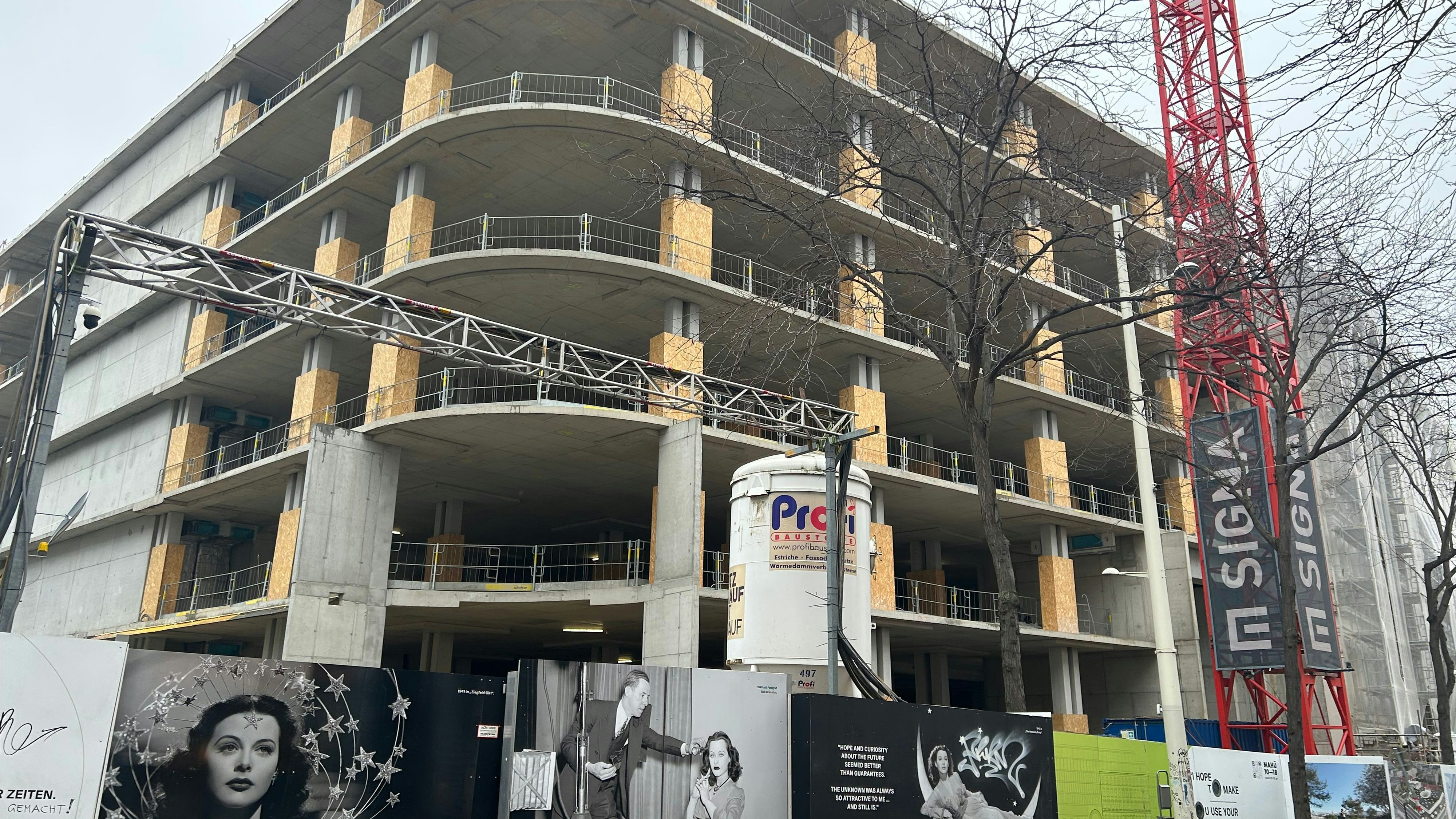 Die Lamarr-Baustelle am Freitag, den 1. Dezember 2023. Noch wird gearbeitet – aus dem Inneren des Rohbaus ist Hämmern und Bohren zu hören.