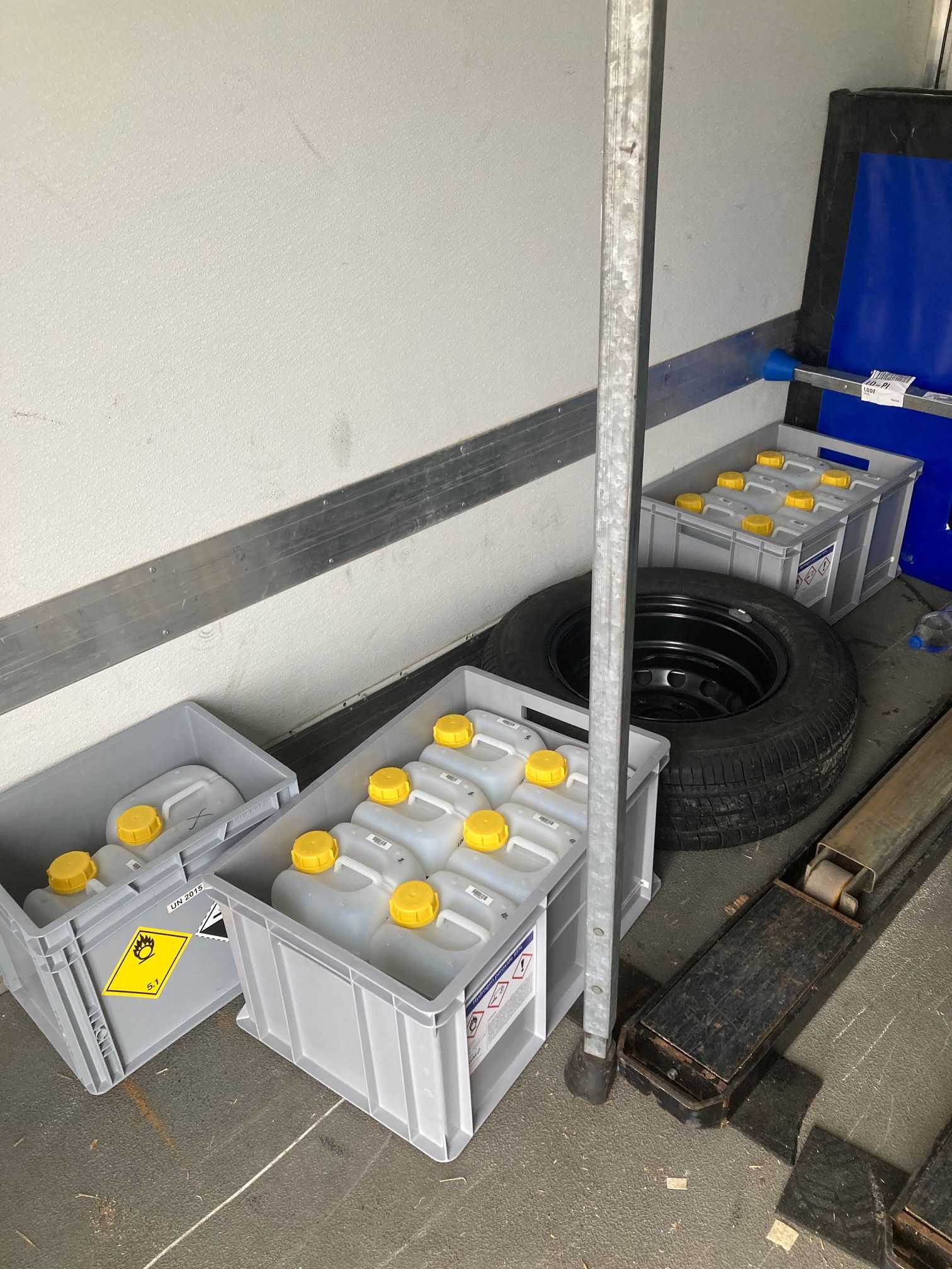 Der Fahrer transportierte 13 Kanister zu je 5 Liter mit 70% Wasserstoffperoxid.