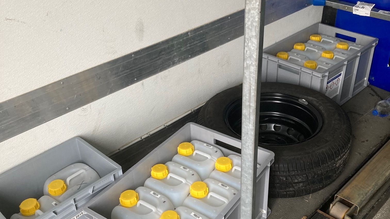 Der Fahrer transportierte 13 Kanister zu je 5 Liter mit 70% Wasserstoffperoxid.