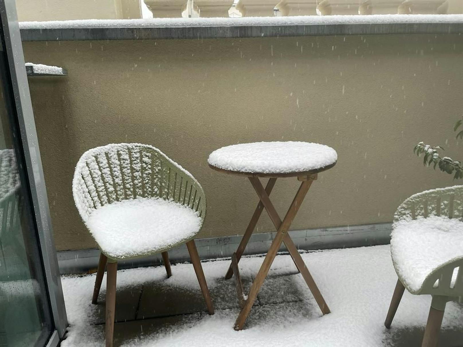 Auch der "Heute"-Balkon ist inzwischen voller Schnee.