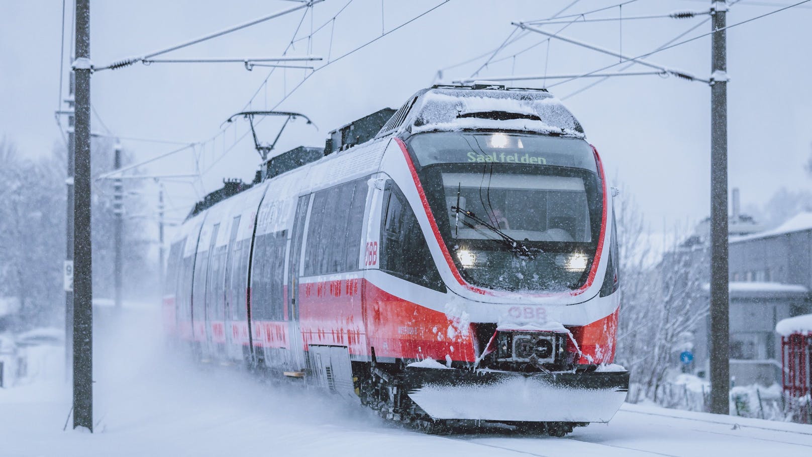 Strecken gesperrt – Schnee-Chaos legt Zugverkehr lahm