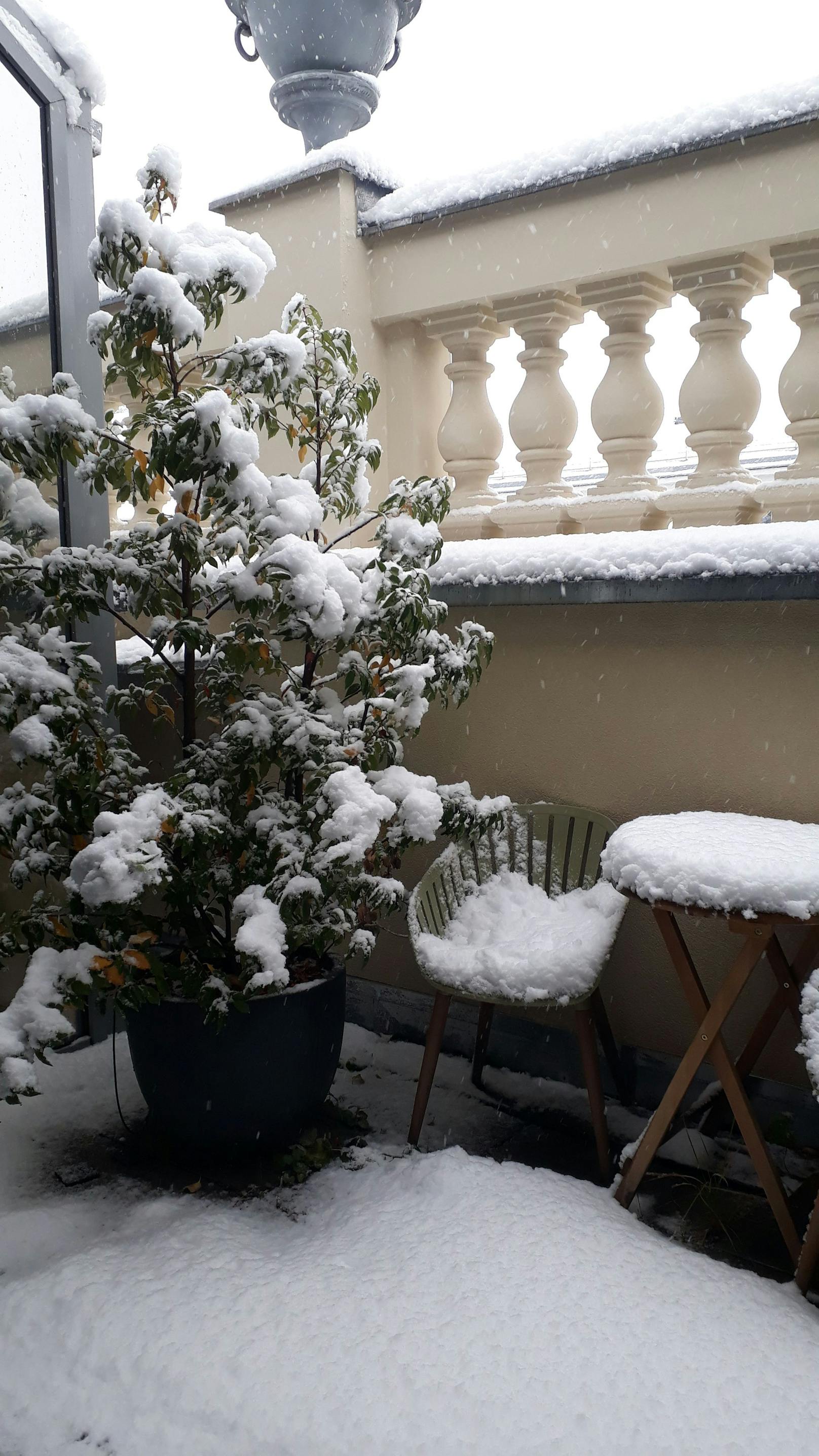 Der Schneefall lässt nicht nach.