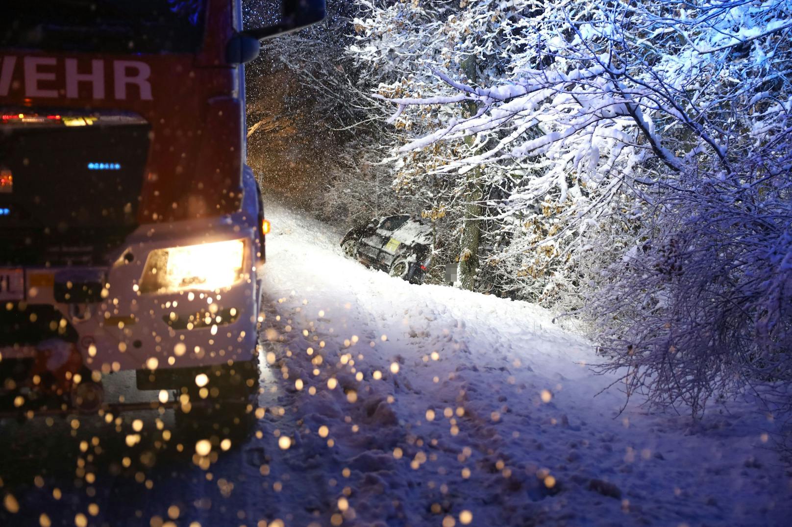 Der Wintereinbruch mit intensivem Schneefall hat ab dem Freitagnachmittag für Chaos auf Oberösterreichs Straßen gesorgt. Im Minutentakt kam es zu Unfällen oder kamen Fahrzeuge von den Straßen ab.