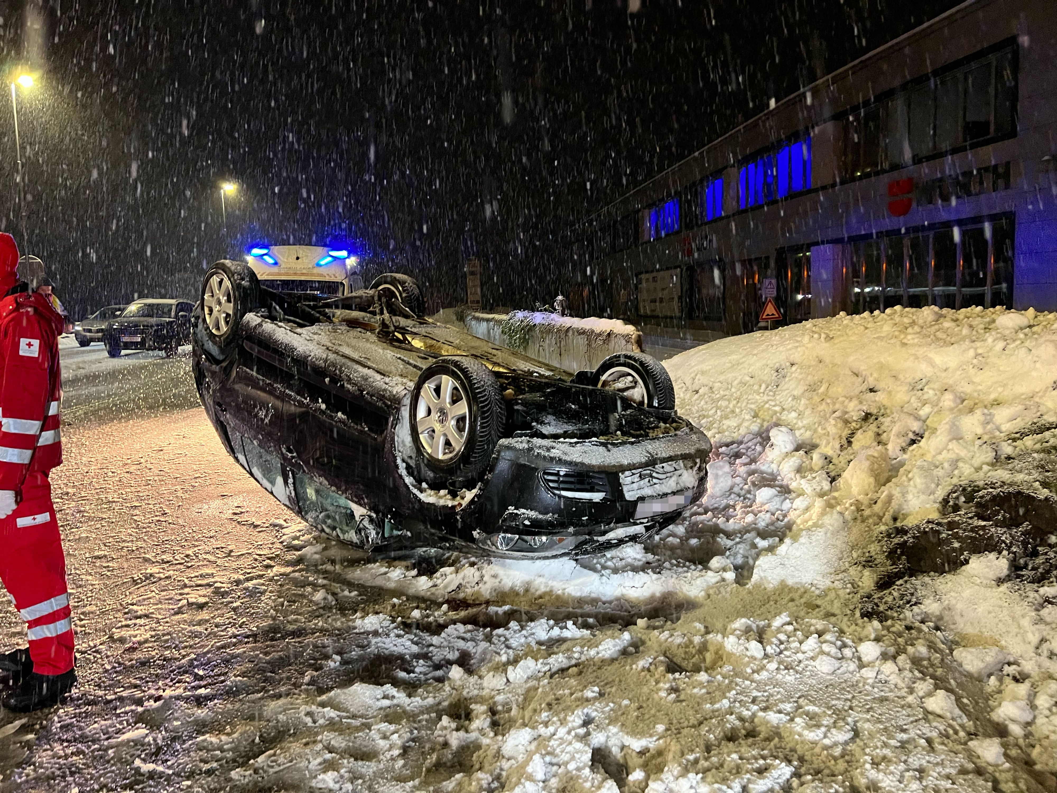 Das Fahrzeug blieb auf dem Dach liegen.