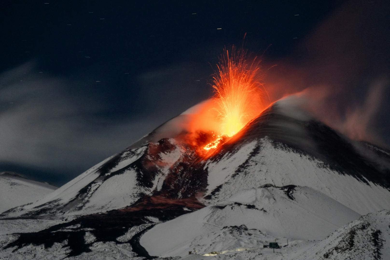 Wie das italienische Institut für Geophysik und Vulkanologie (INGV) in Catania mitteilte, stieg die Fontäne am Freitagabend bis zu 6.000 Meter über Meereshöhe auf.