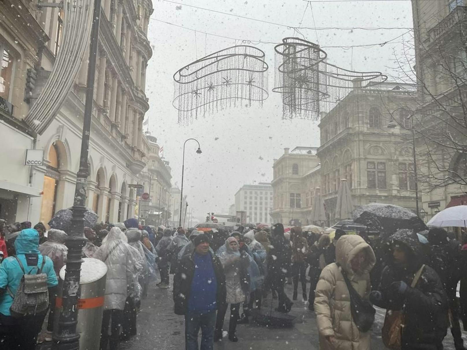 Die Innenstadt ist trotz Schnee voller Menschen.