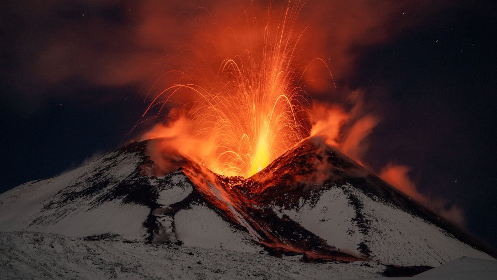 Vulkanausbruch auf Sizilien – Ätna spuckt Lavafontäne