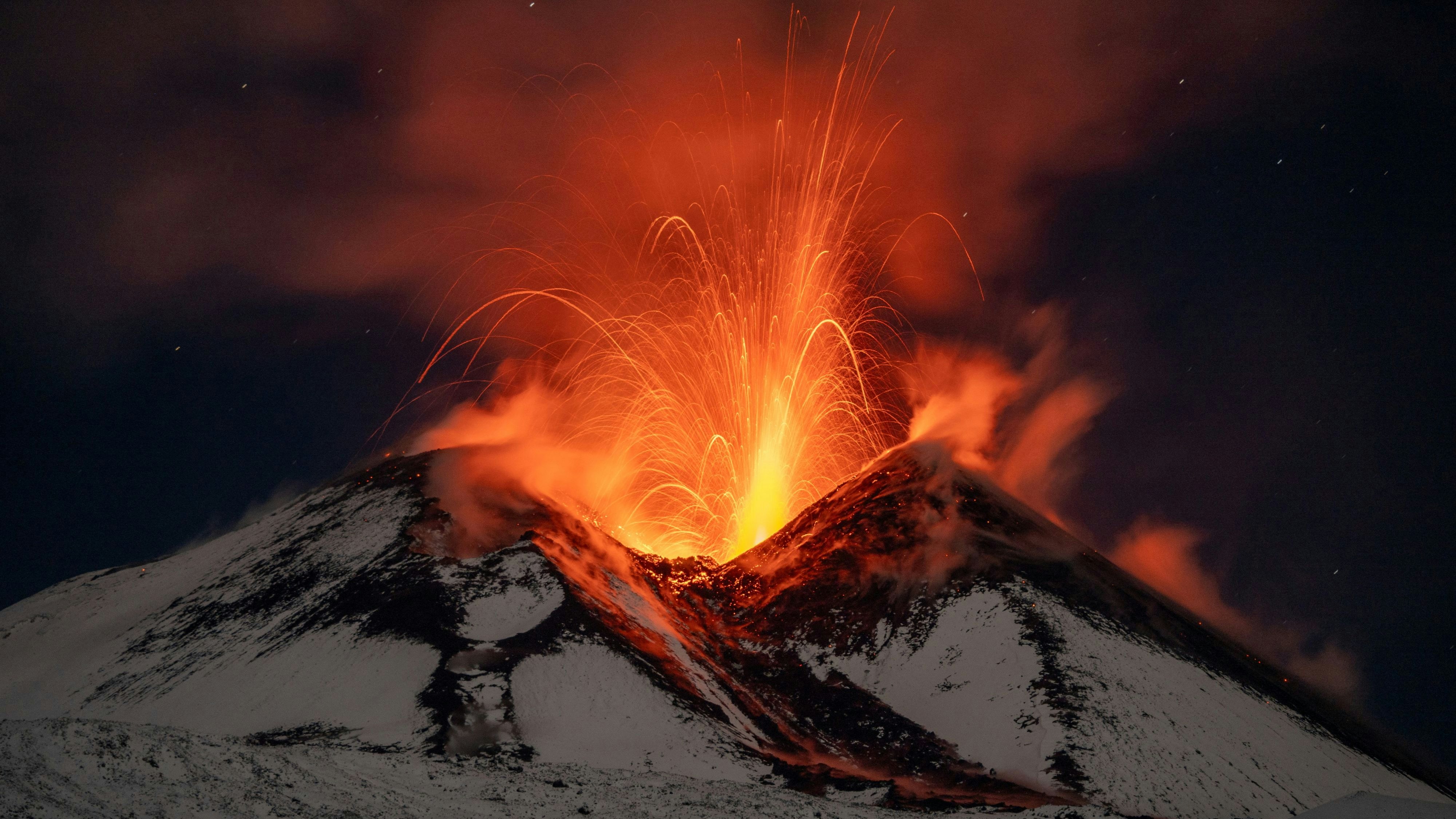 Atemberaubende Bilder vom Ausbruch gingen am Freitagabend um die Welt. 