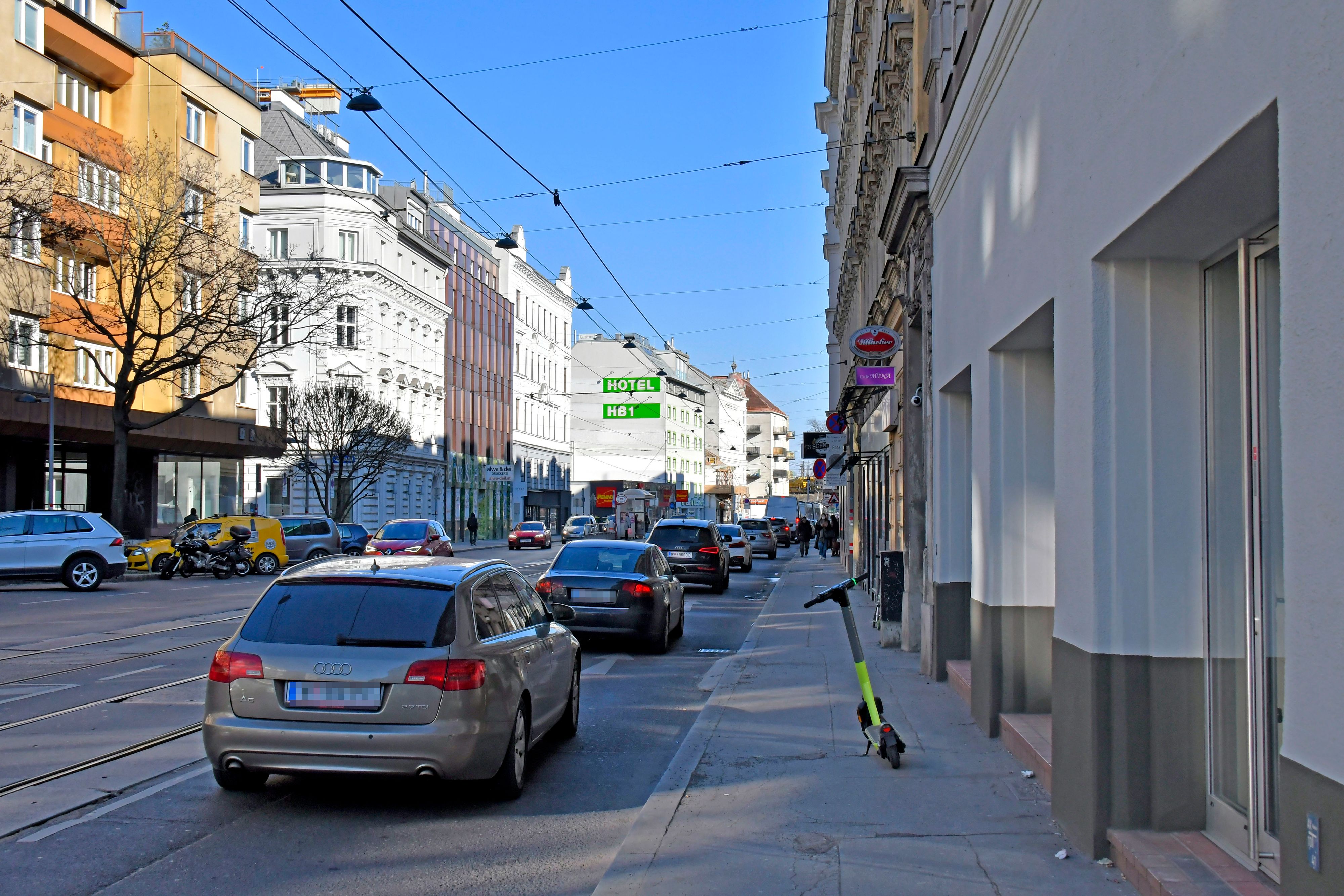 E-Scooter dürfen nicht auf Gehsteigen abgestellt werden.