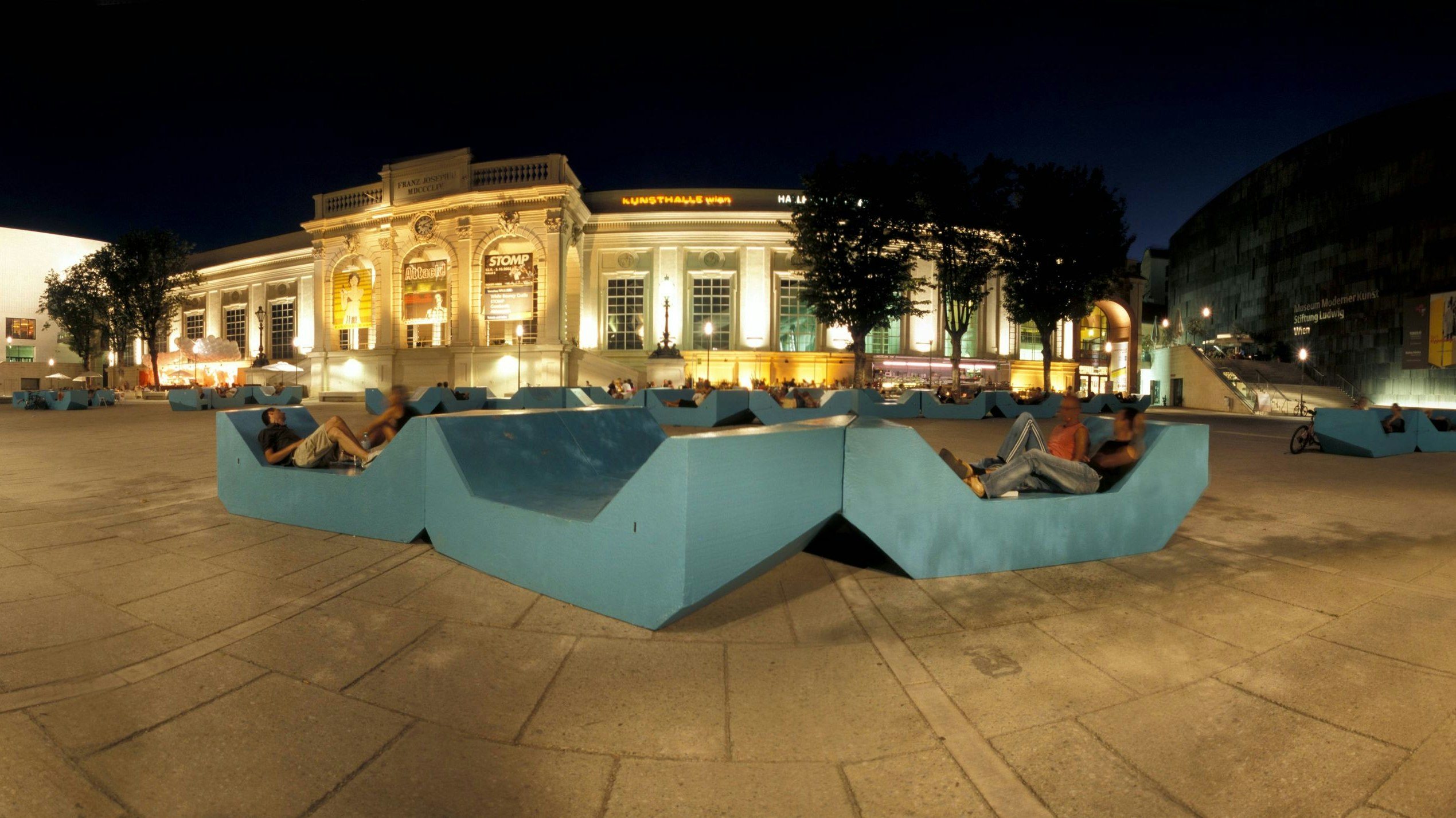 Das MuseumsQuartier, kurz MQ, ist ein Areal im 7. Wiener Gemeindebezirk, Neubau. Es gehört zu den größten zusammenhängenden Kulturzentren Europas. Markenzeichen sind die Outdoor-Hofmöbel - die Enzis.