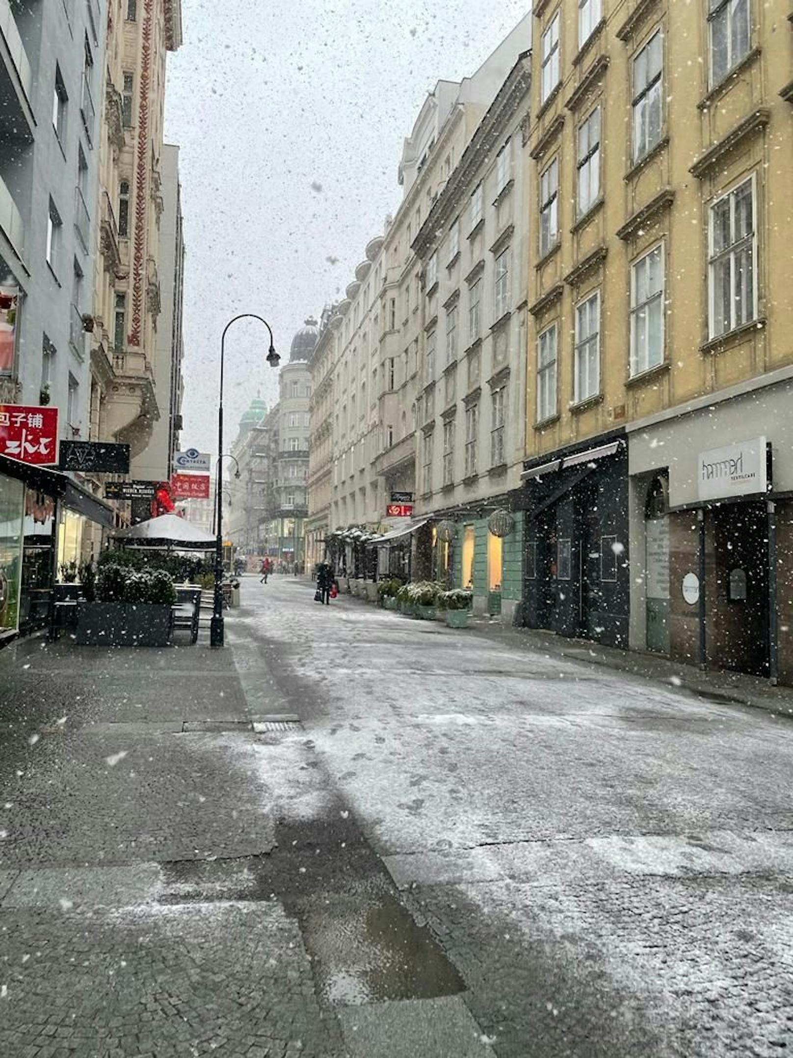 In der Innenstadt schneit es am Samstag bereits ordentlich.