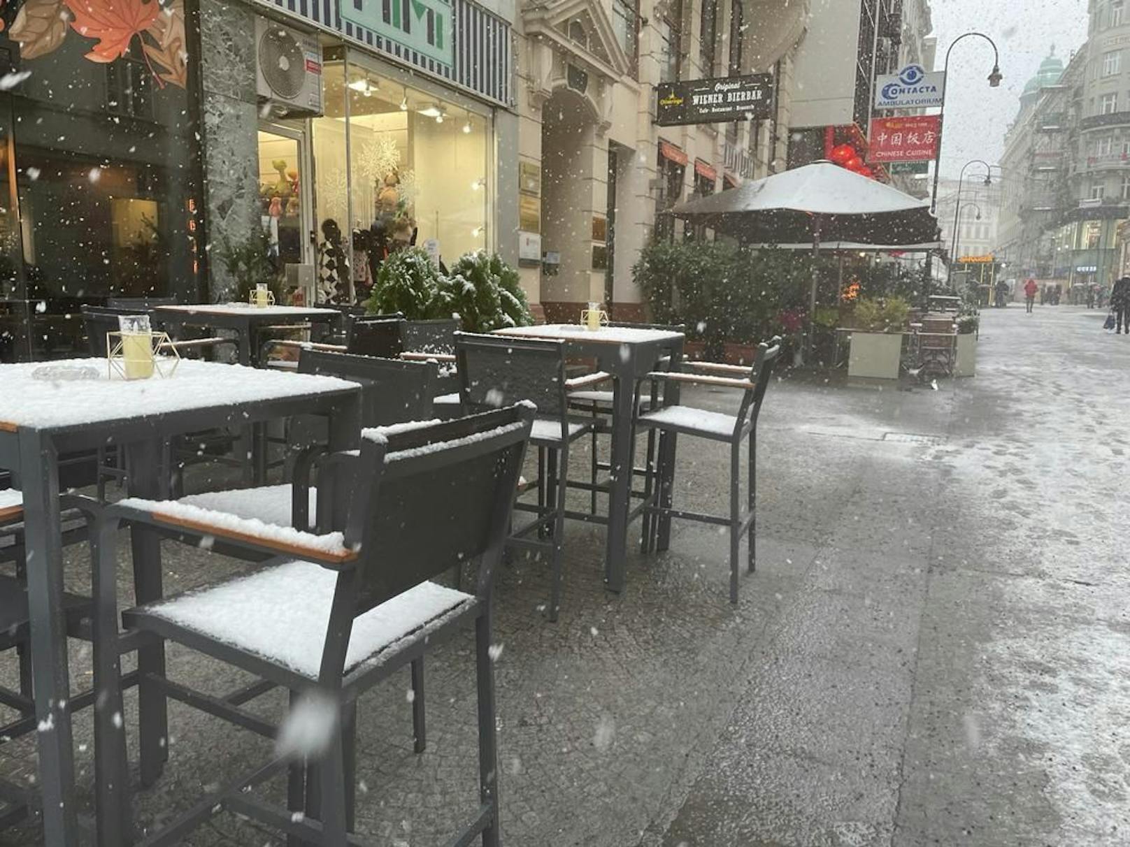 Gegen Mittag lassen die Schneefälle immer noch nicht nach.