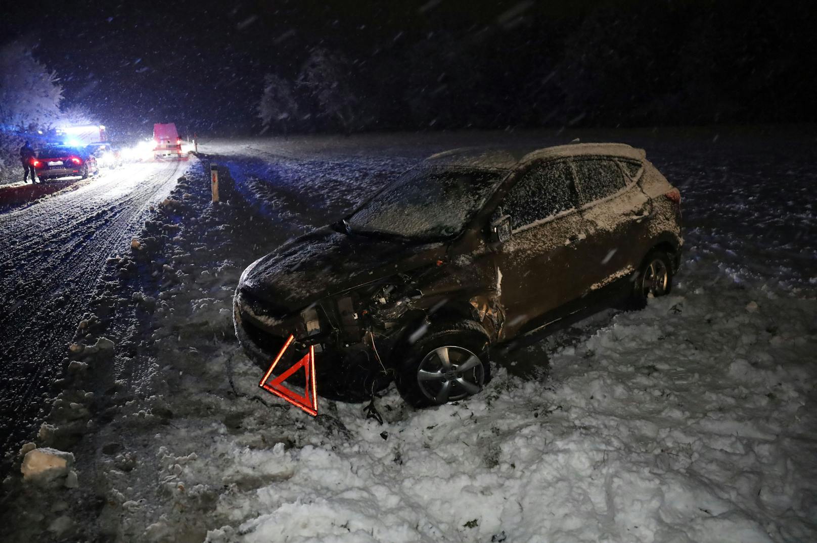 Der Wintereinbruch mit intensivem Schneefall hat ab dem Freitagnachmittag für Chaos auf Oberösterreichs Straßen gesorgt. Im Minutentakt kam es zu Unfällen oder kamen Fahrzeuge von den Straßen ab.