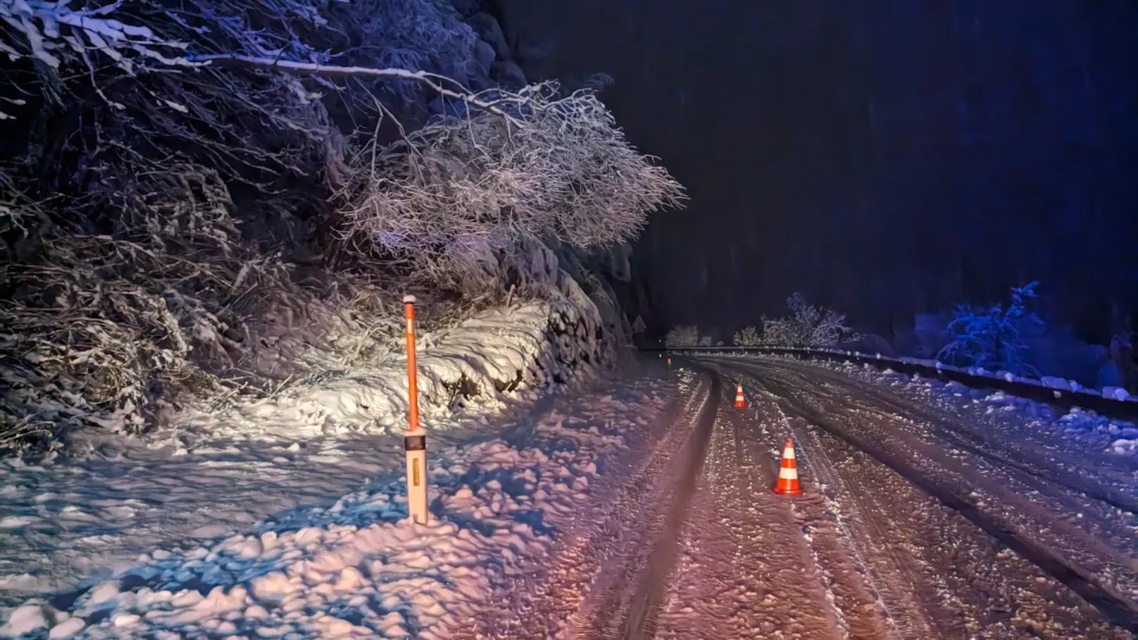 Der Wintereinbruch hat in Österreich nicht nur zu Verkehrsbehinderungen, sondern auch zu mehreren Unfällen geführt.