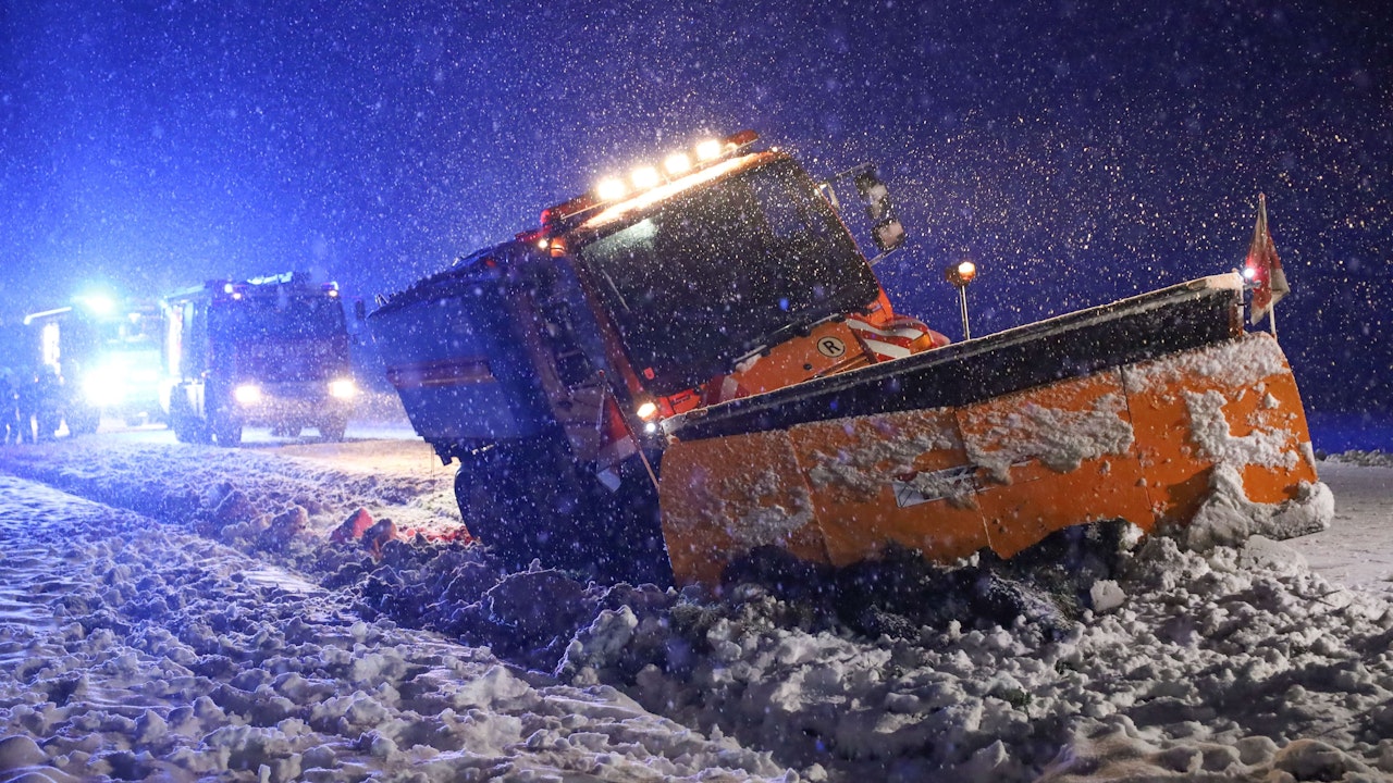 Heute.at - Totales Schnee-Chaos sorgt für Unfälle im Minutentakt